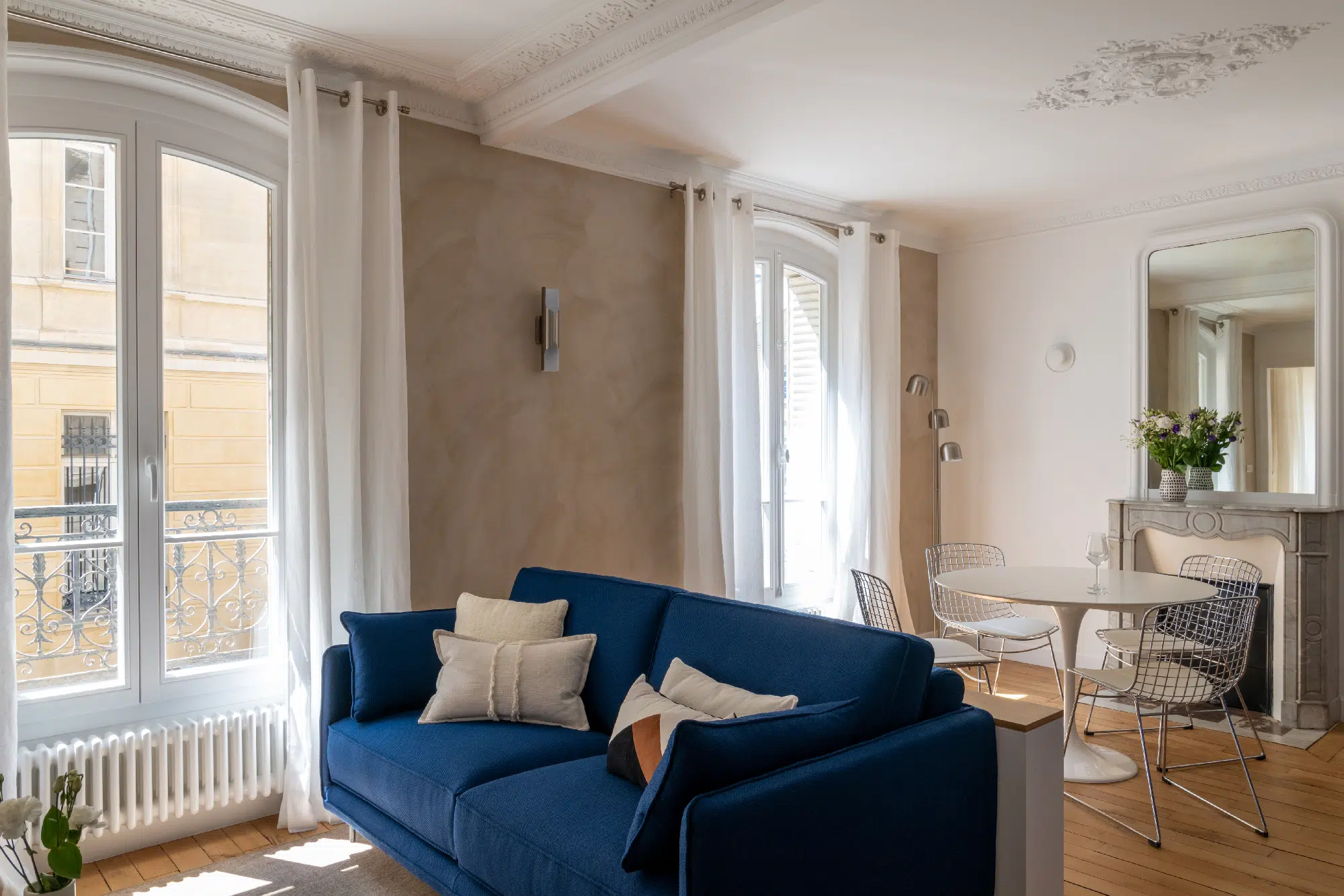salon avec moulures et cheminée ancienne en marbre appartement haussmannien de 46m2 rénové en bleu Klein Photo : ©Agathe Tissier