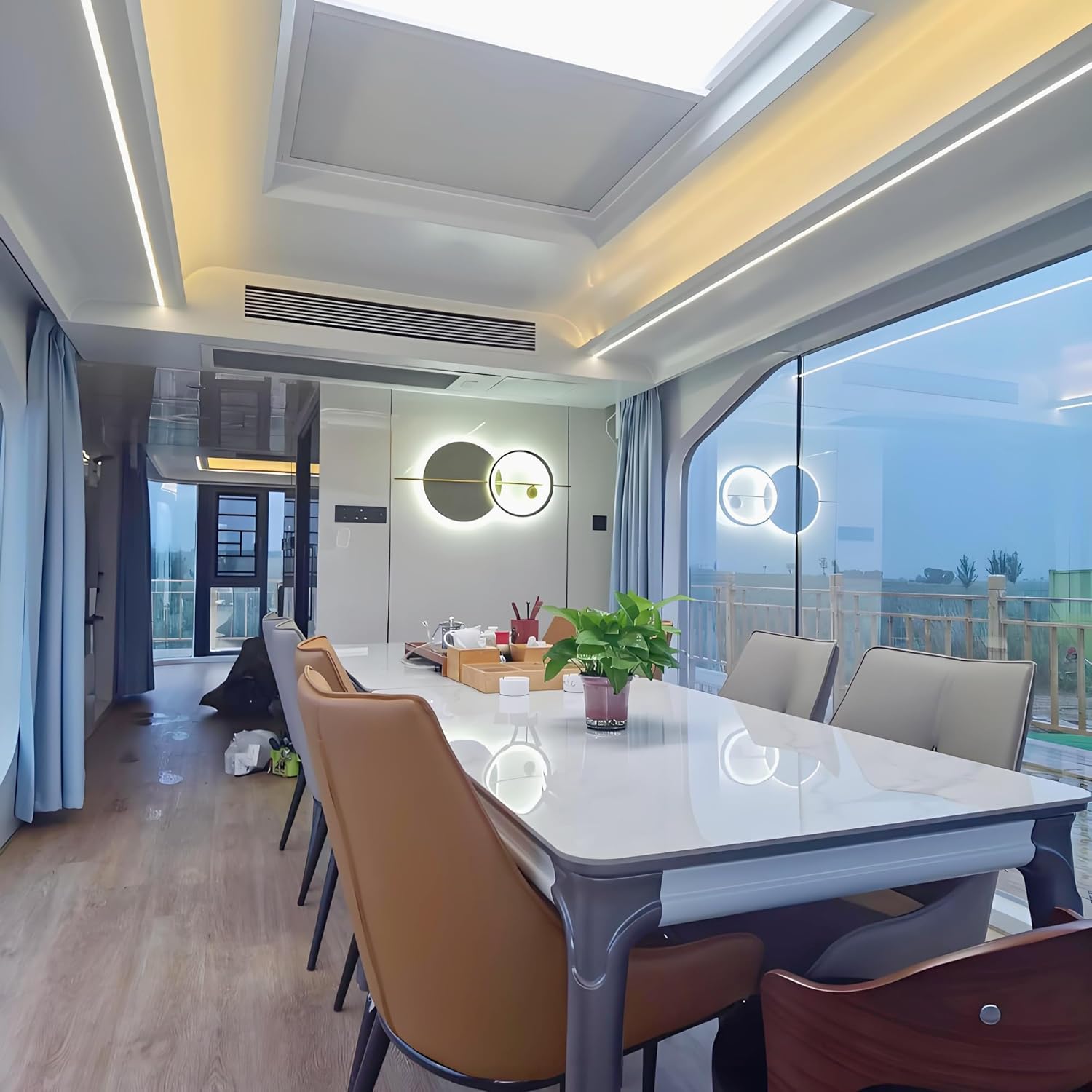 salle à manger design avec baie vitrée
