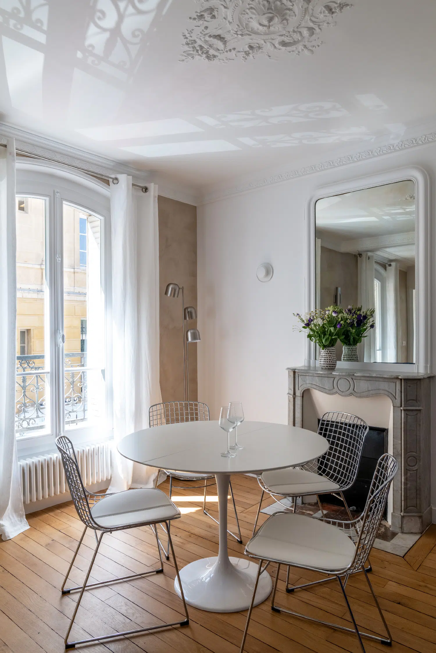 salle à manger avec moulures et cheminée ancienne en marbre appartement haussmannien de 46m2 rénové en bleu Klein Photo : ©Agathe Tissier
