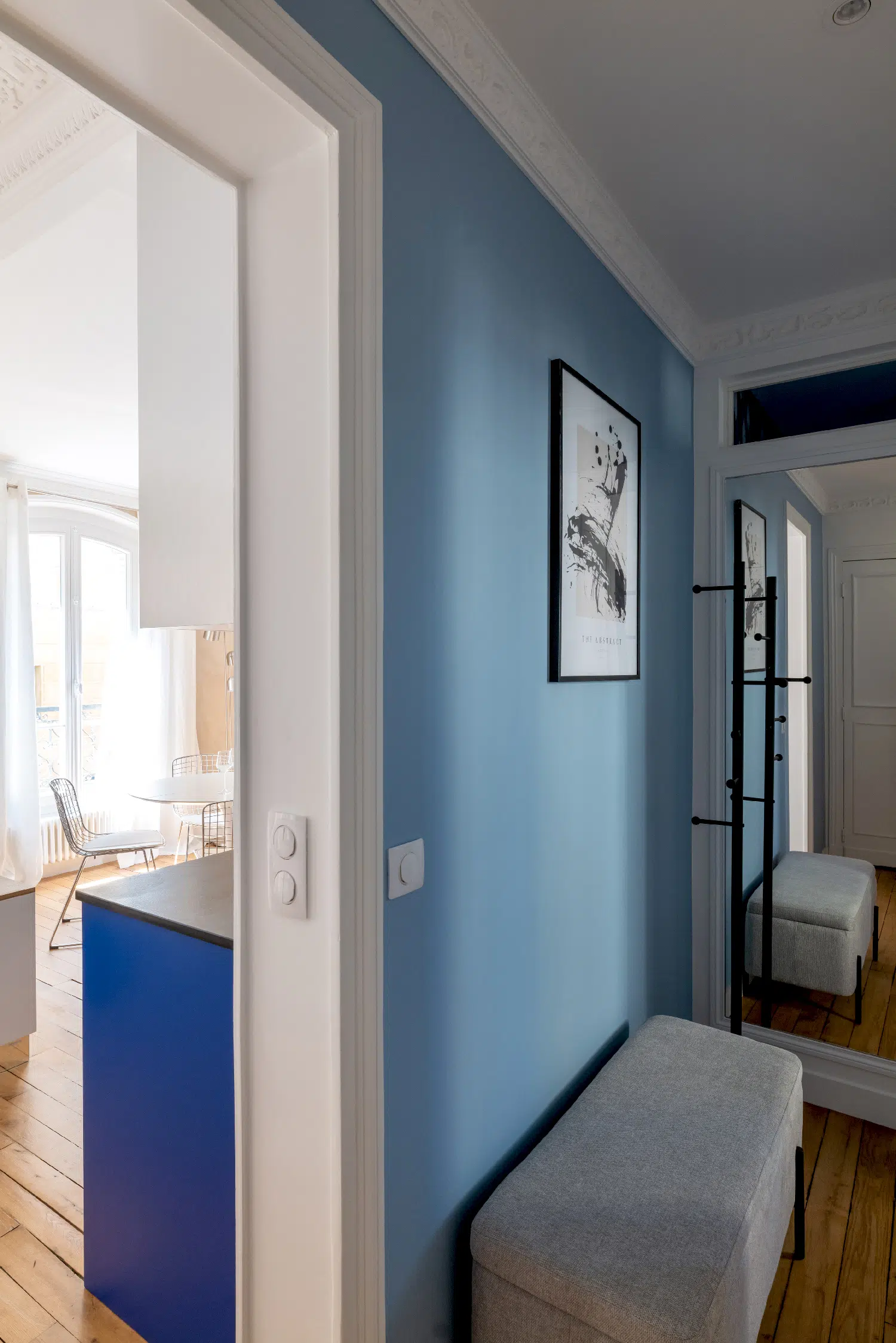 couloir avec moulures appartement haussmannien de 46m2 rénové en bleu Klein Photo : ©Agathe Tissier