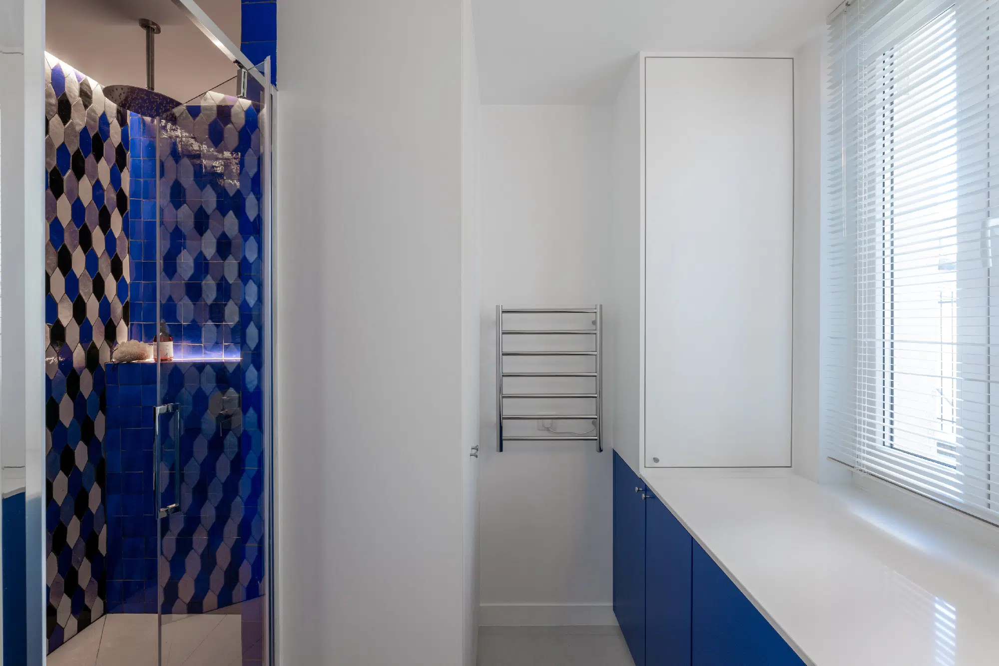 salle de bain avec zelliges appartement haussmannien de 46m2 rénové en bleu Klein Photo : ©Agathe Tissier