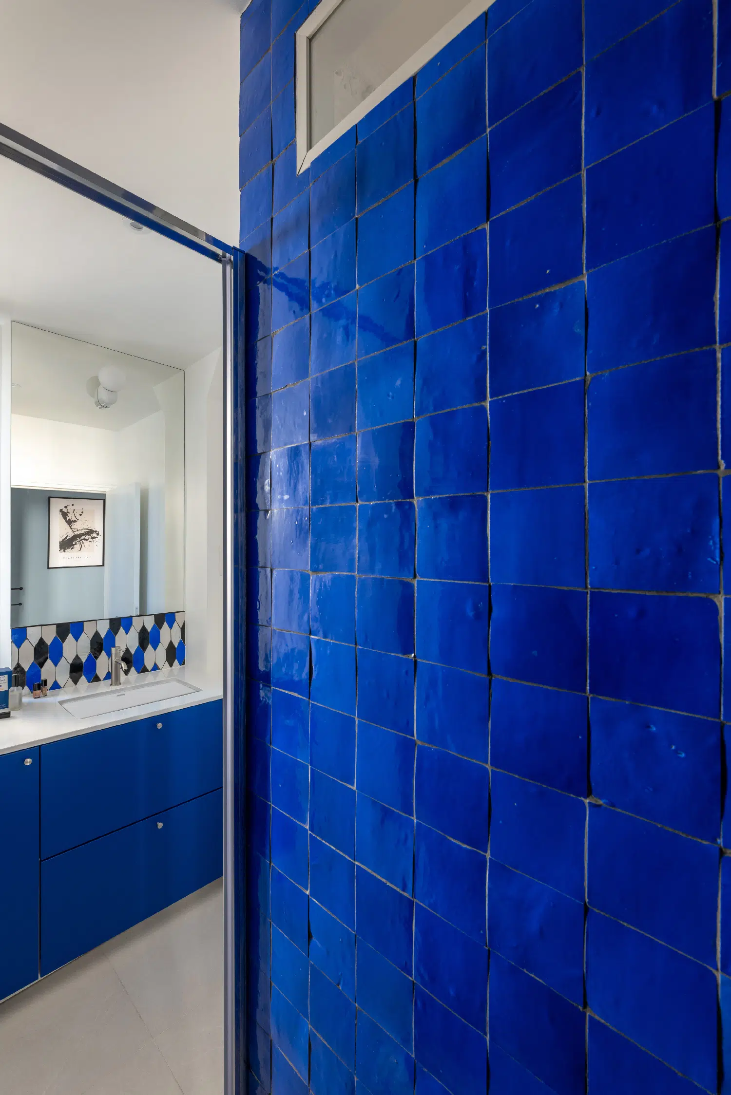 salle de bain avec zelliges appartement haussmannien de 46m2 rénové en bleu Klein Photo : ©Agathe Tissier