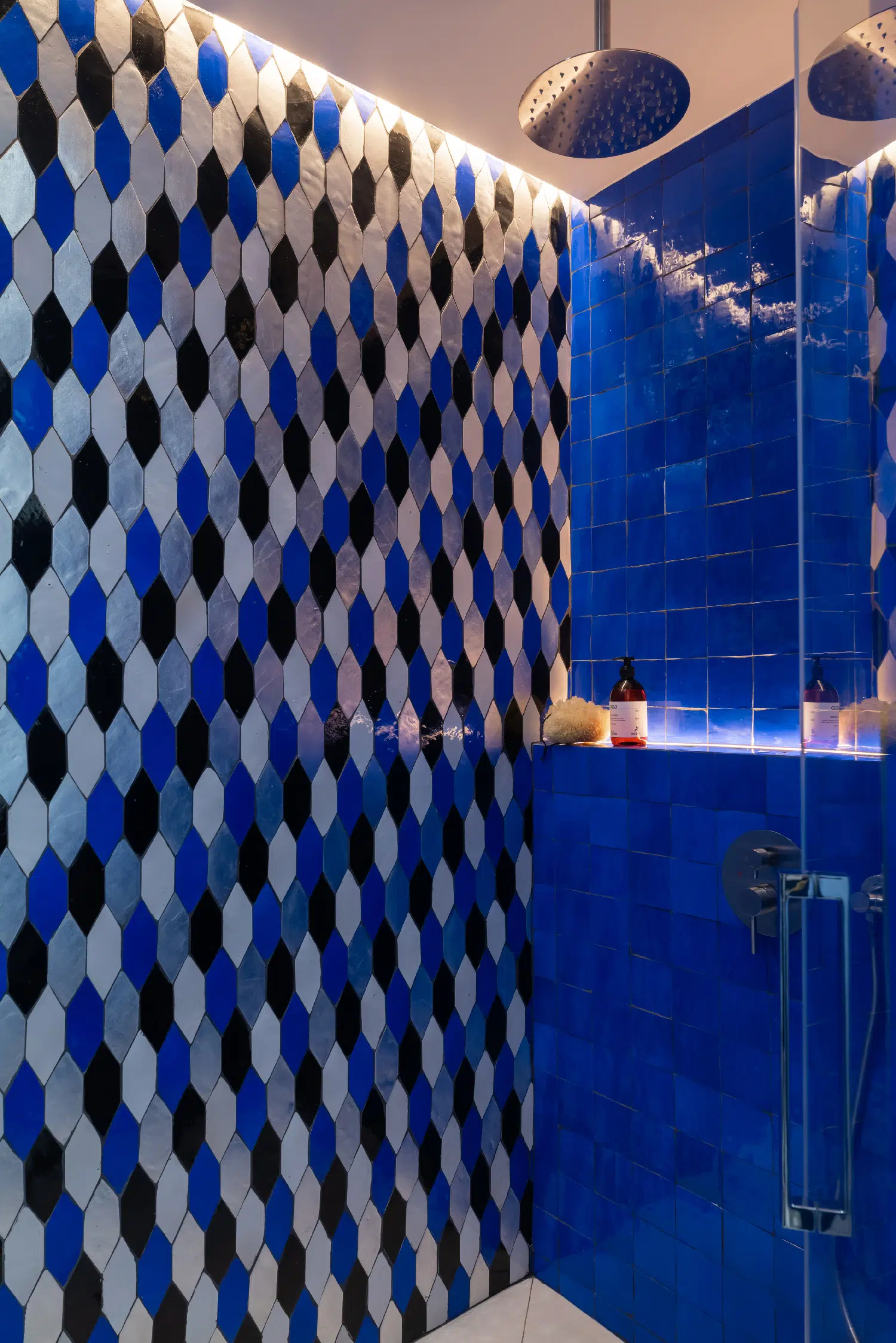 salle de bain avec zelliges appartement haussmannien de 46m2 rénové en bleu Klein Photo : ©Agathe Tissier