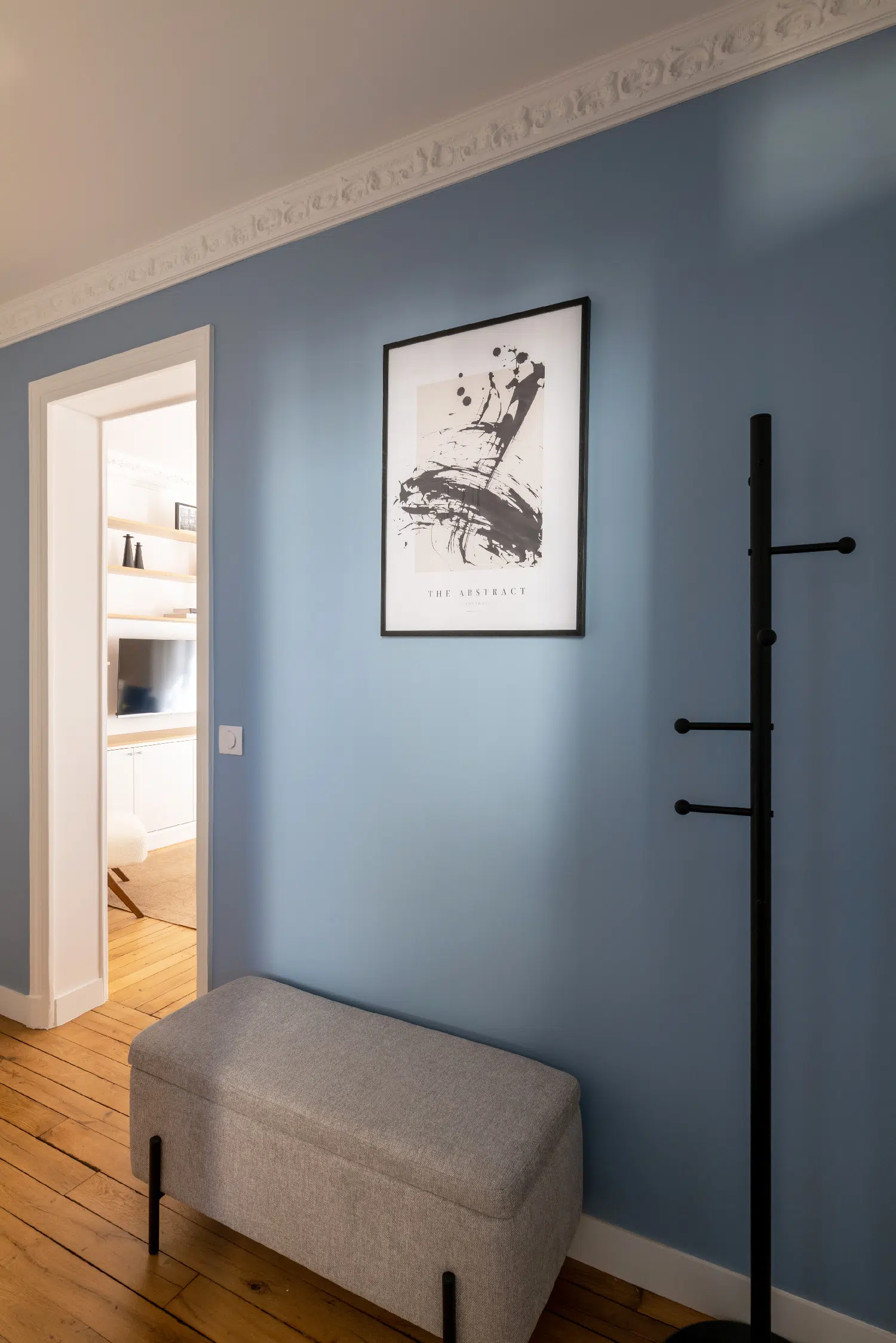 entrée avec moulures appartement haussmannien de 46m2 rénové en bleu Klein Photo : ©Agathe Tissier