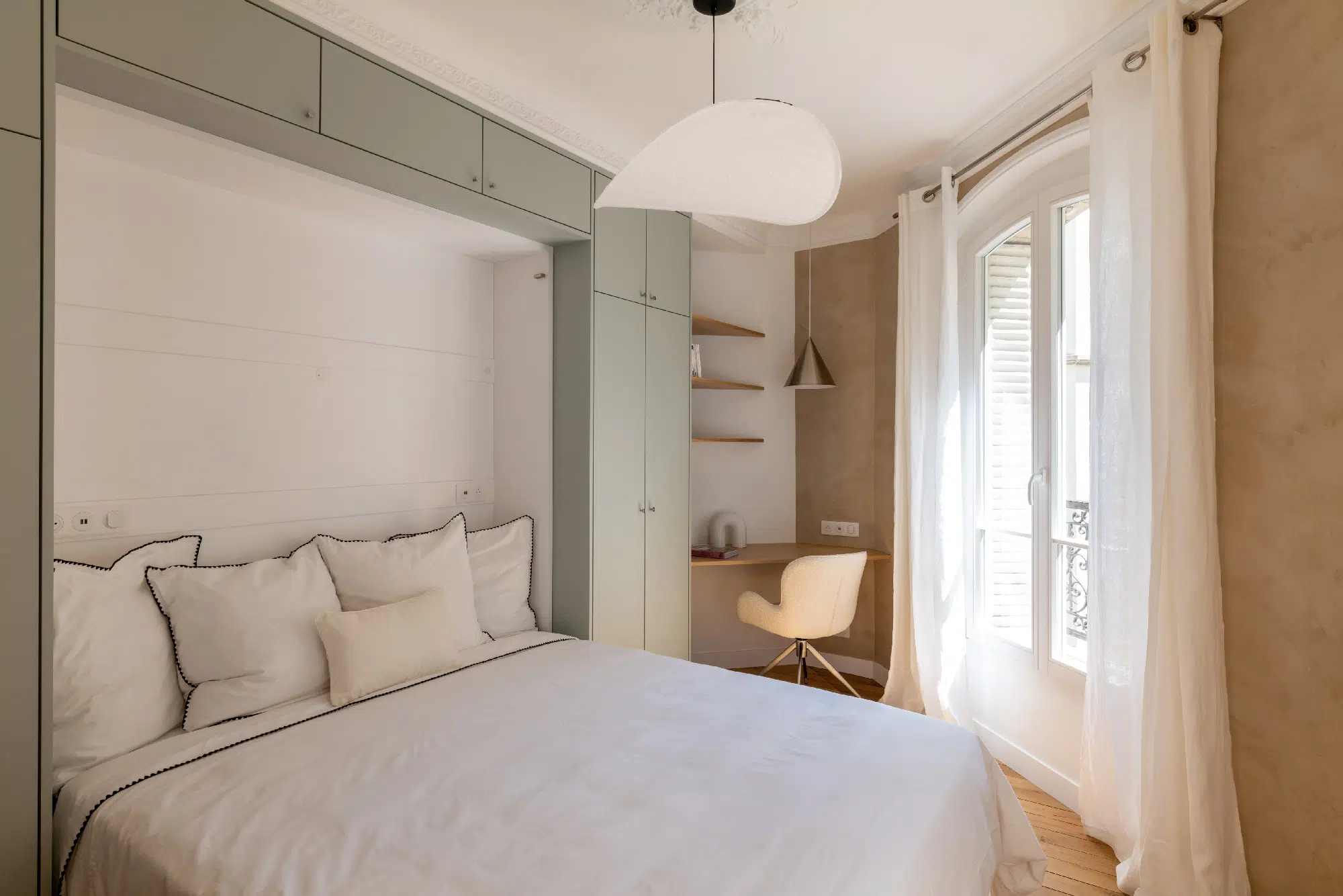 chambre avec espace bureau et lit escamotable appartement haussmannien de 46m2 rénové en bleu Klein Photo : ©Agathe Tissier
