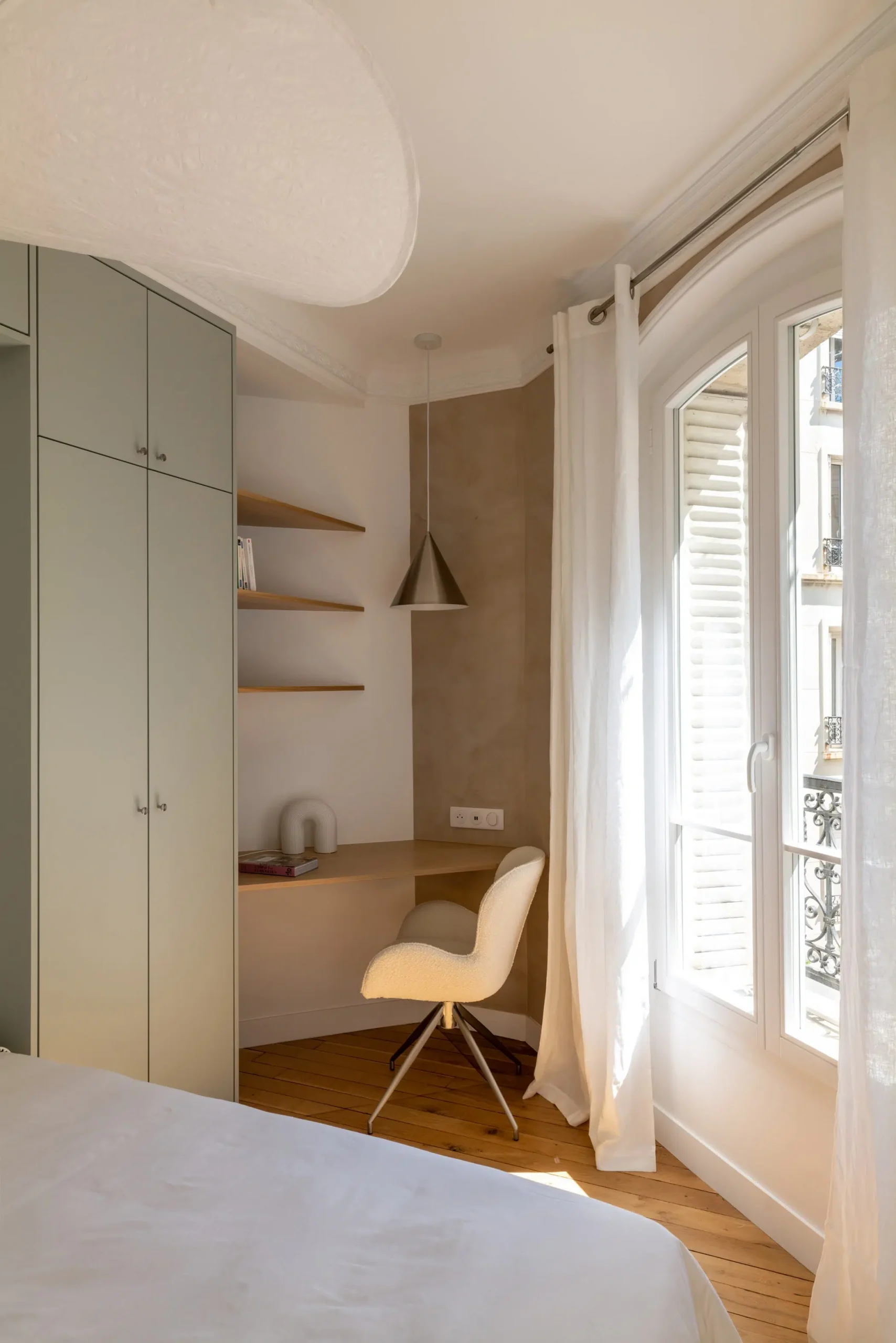 chambre avec espace bureau et lit escamotable appartement haussmannien de 46m2 rénové en bleu Klein Photo : ©Agathe Tissier