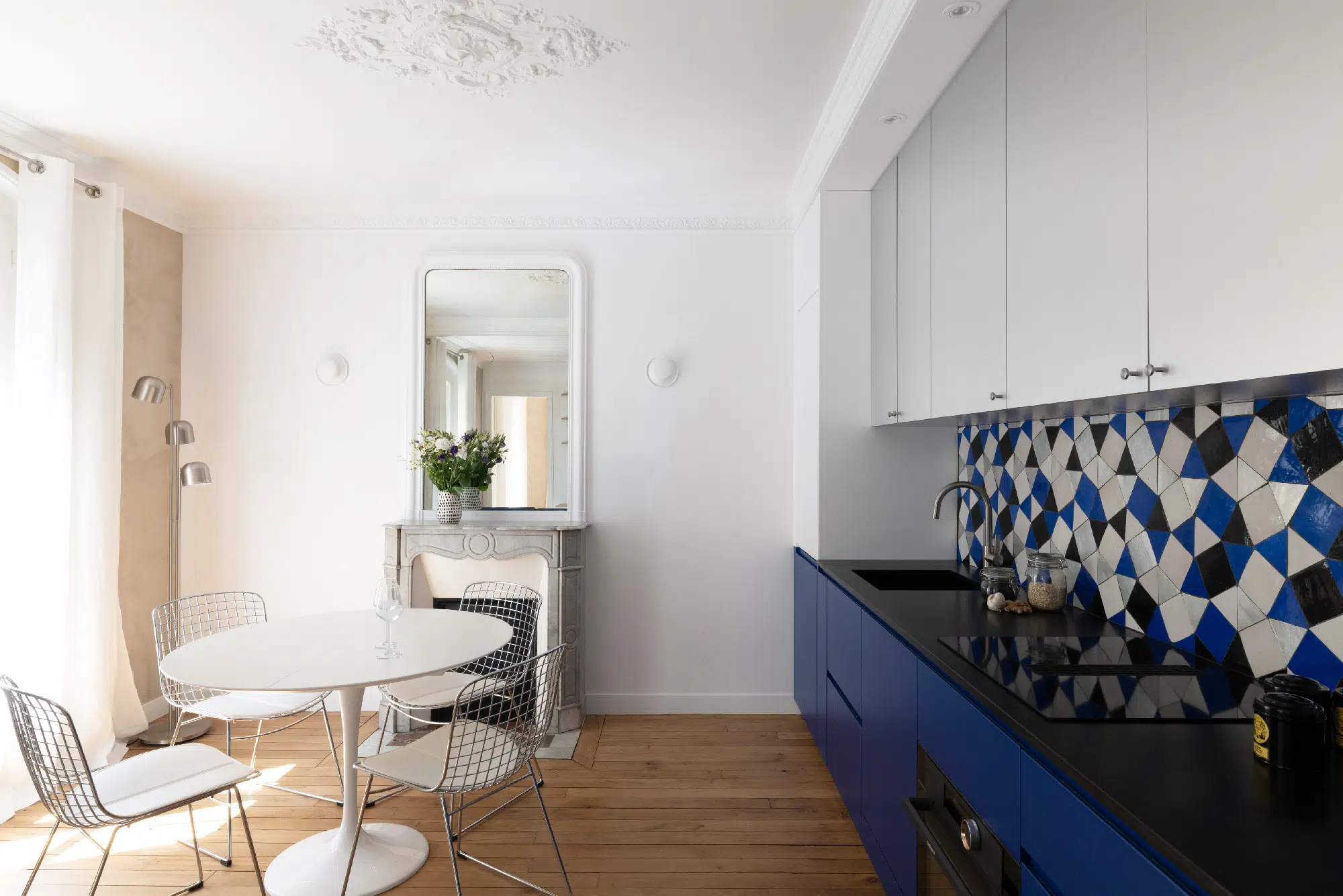 salle à manger avec moulures et cuisine appartement haussmannien de 46m2 rénové en bleu Klein Photo : ©Agathe Tissier