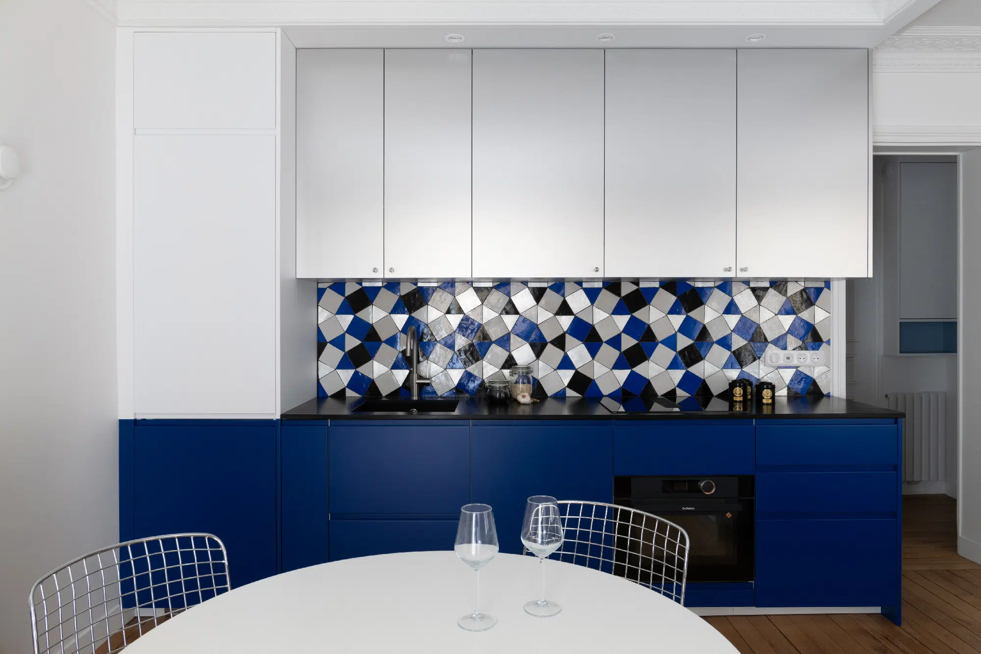 salle à manger avec moulures et cuisine appartement haussmannien de 46m2 rénové en bleu Klein Photo : ©Agathe Tissier