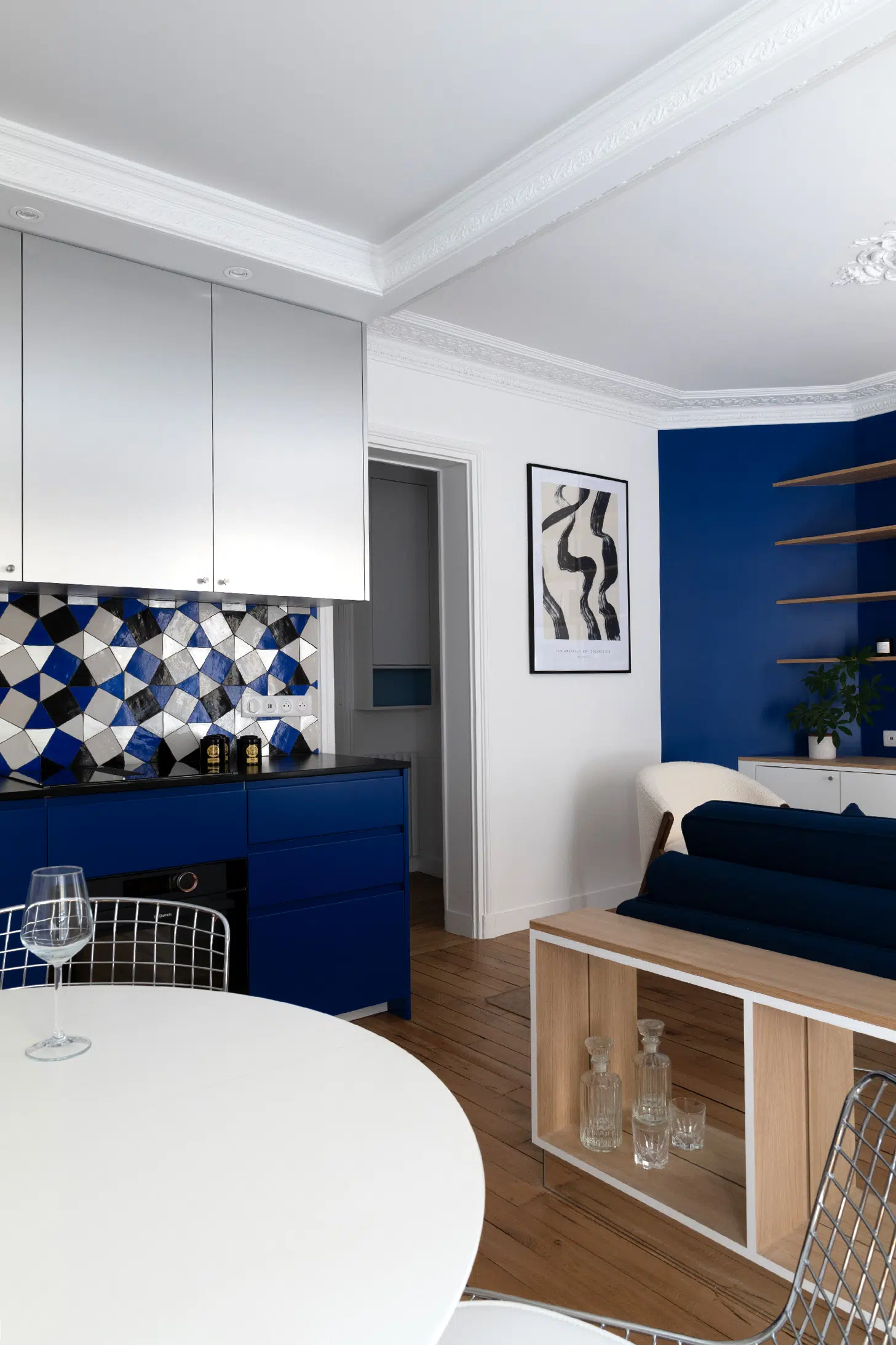 salon avec moulures et cuisine appartement haussmannien de 46m2 rénové en bleu Klein Photo : ©Agathe Tissier