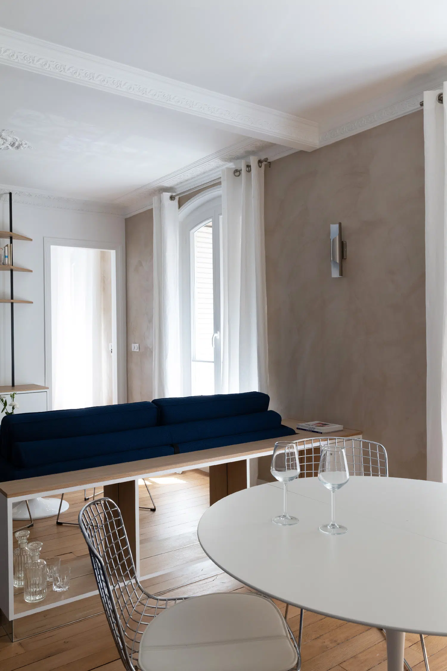 salon avec moulures appartement haussmannien de 46m2 rénové en bleu Klein Photo : ©Agathe Tissier