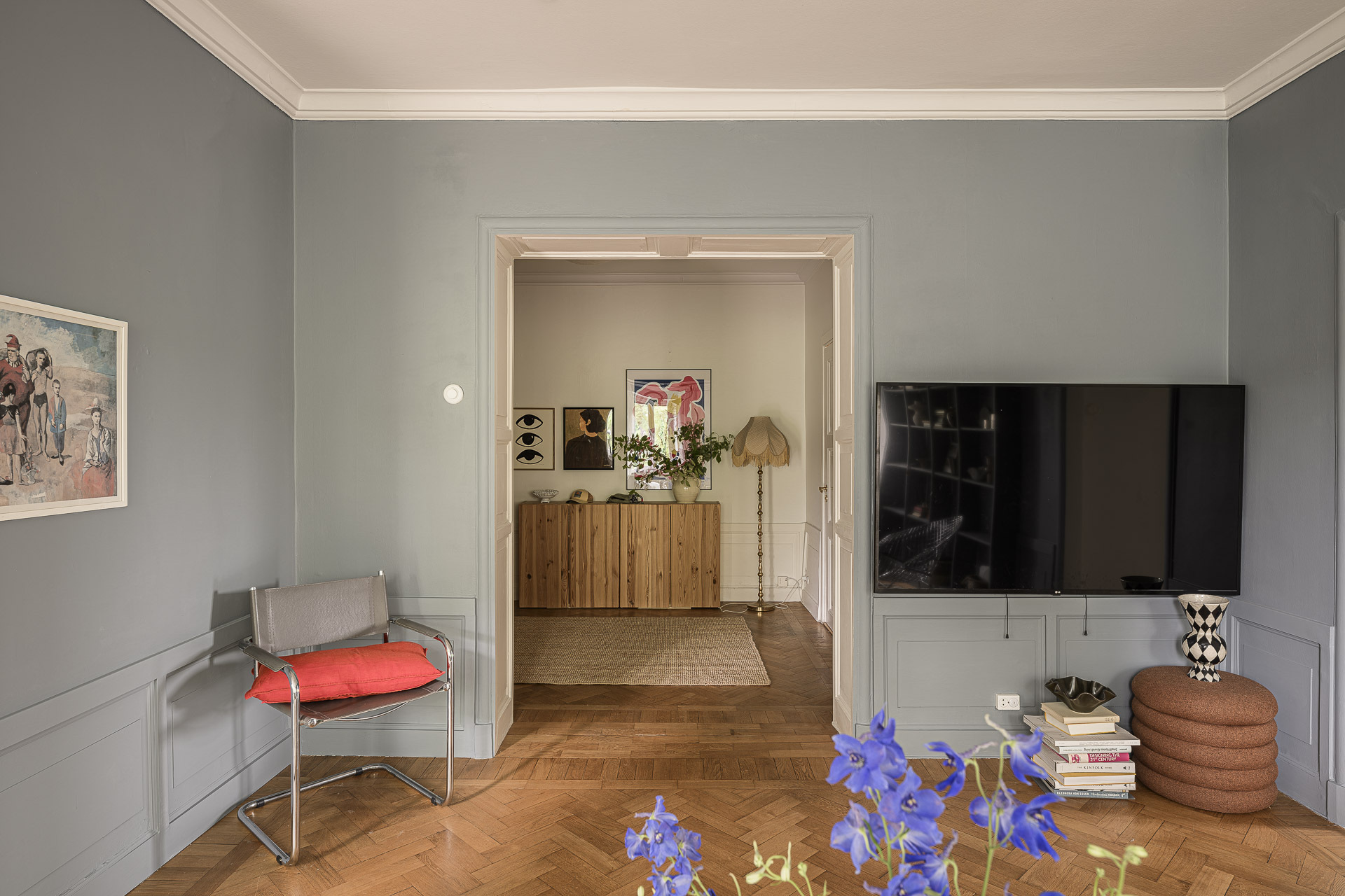 salon murs bleus parquet ancien moulures appartement Stockholm décoration scandinave