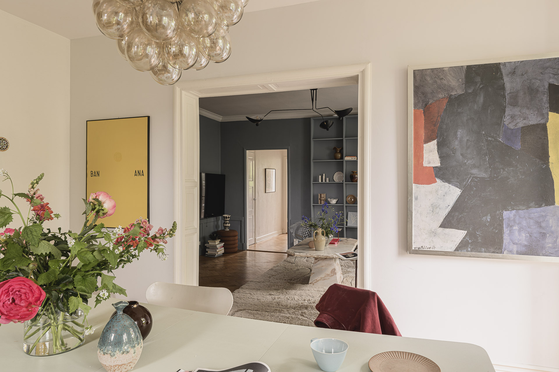 salon et salle à manger parquet ancien moulures appartement Stockholm décoration scandinave