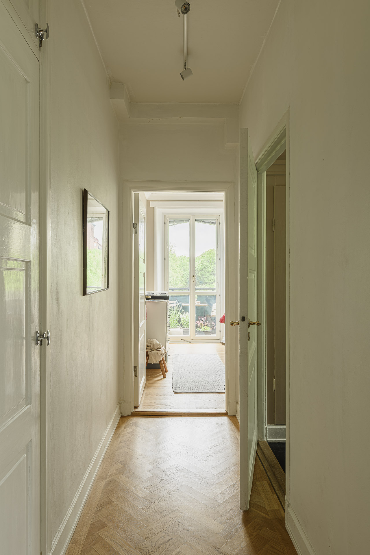 couloir parquet ancien moulures appartement Stockholm