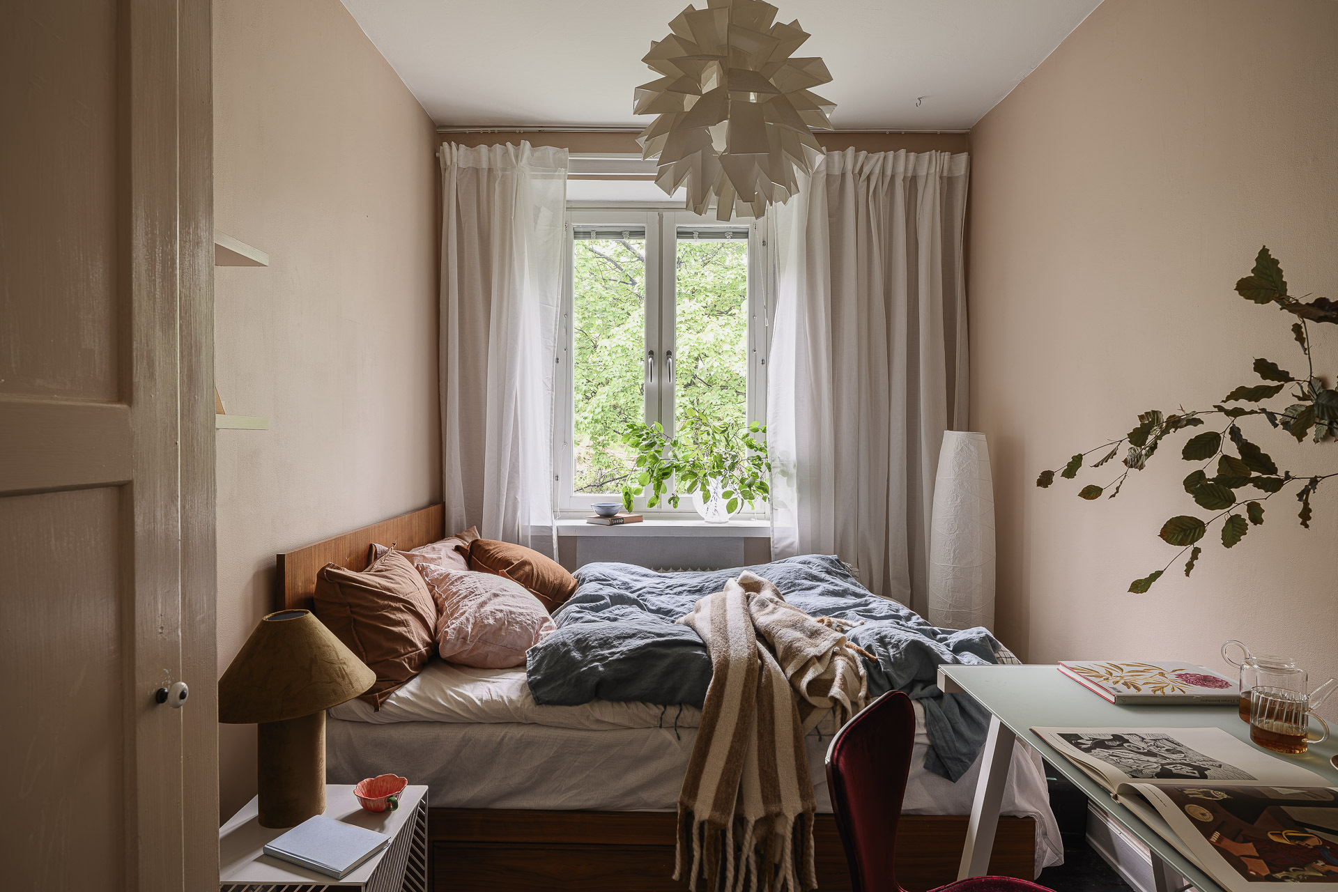 chambre rose appartement Stockholm décoration scandinave