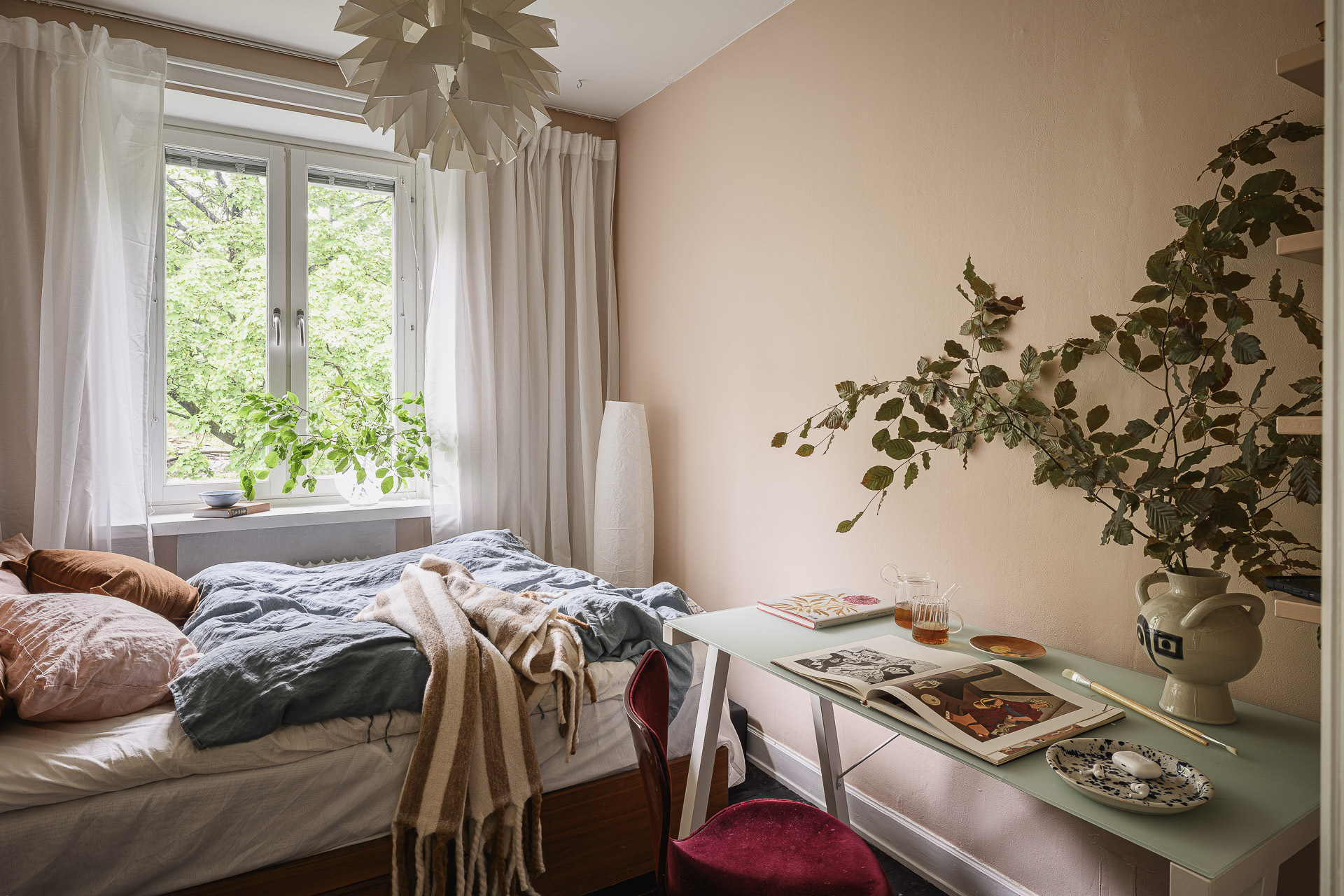 chambre rose appartement Stockholm décoration scandinave