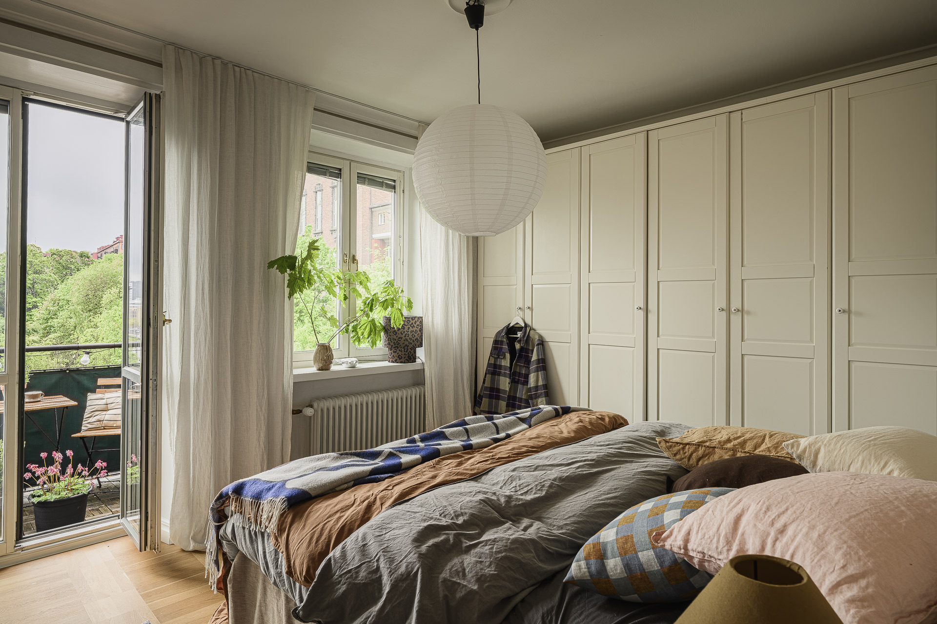 chambre avec balcon appartement Stockholm décoration scandinave
