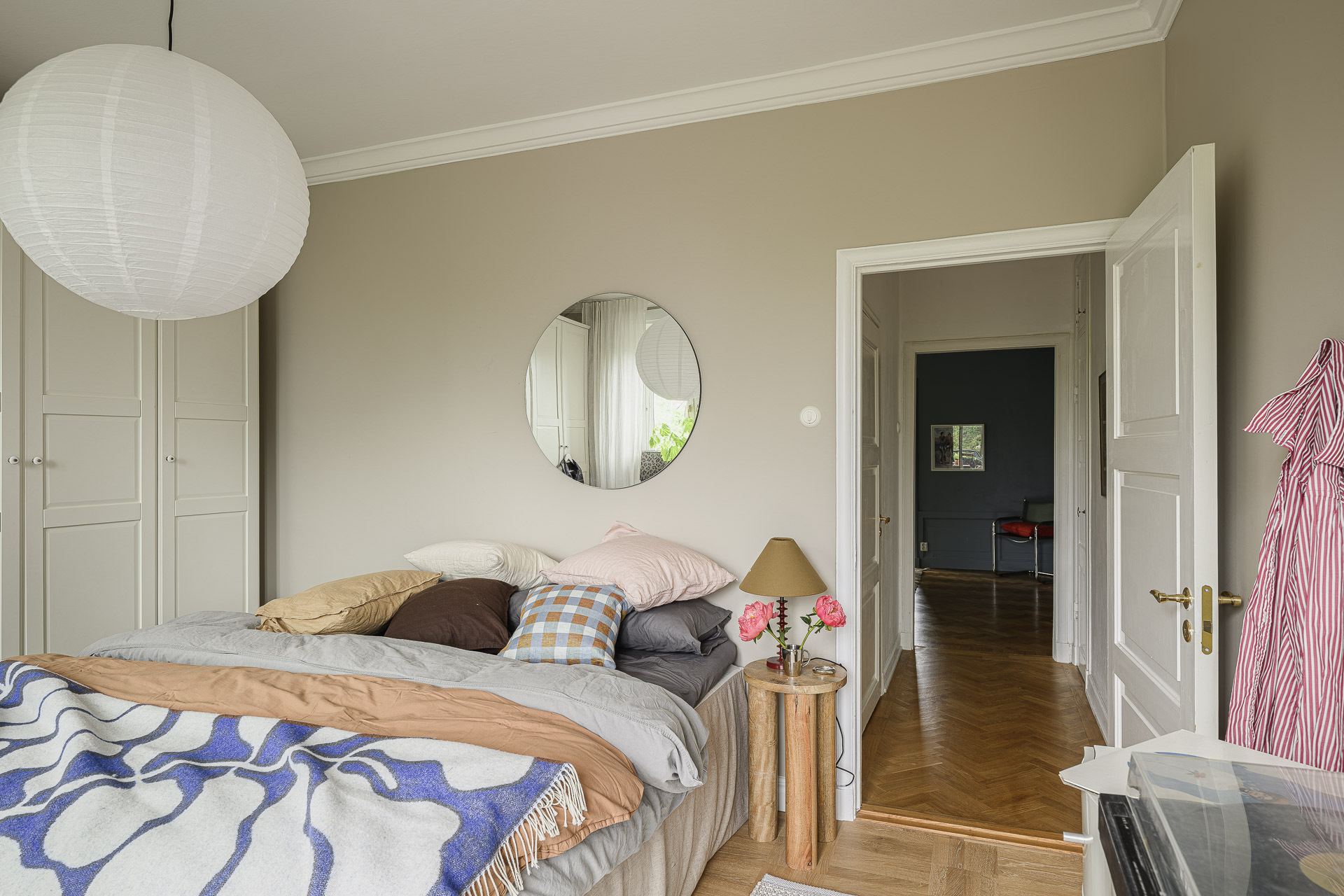 chambre avec placard appartement Stockholm décoration scandinave