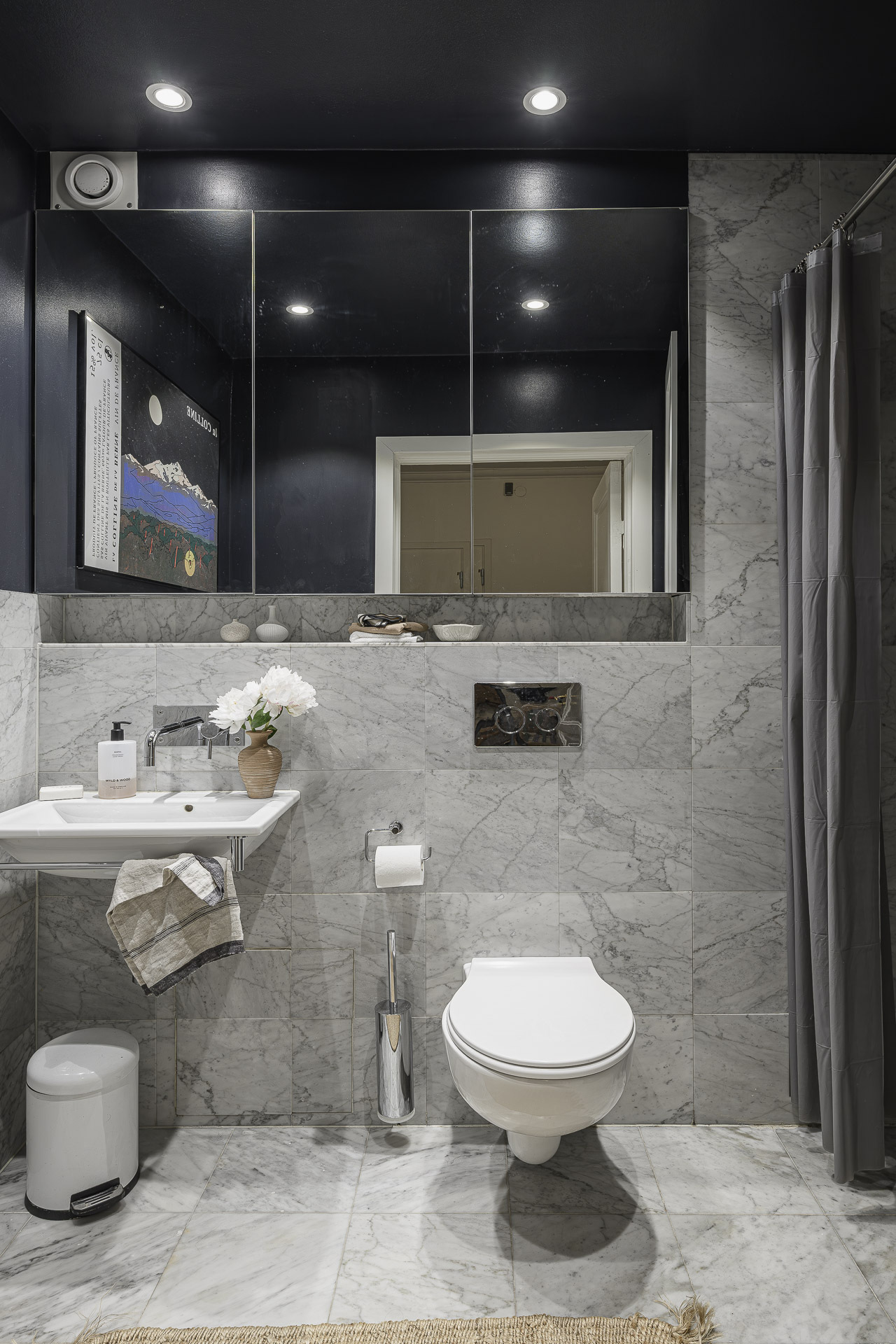 salle de bain marbre gris plafond laqué noir