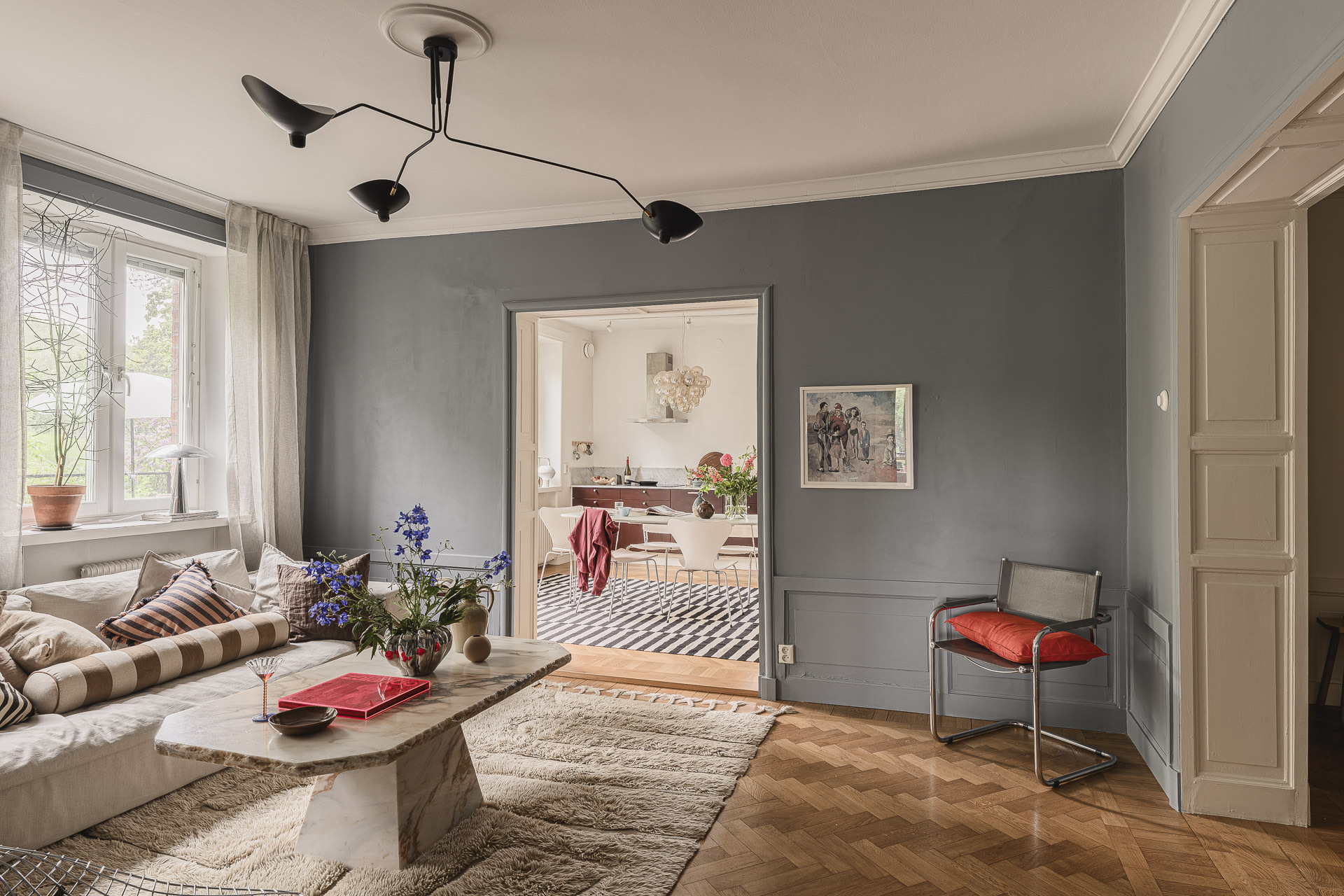 salon murs bleus parquet ancien moulures appartement Stockholm décoration scandinave