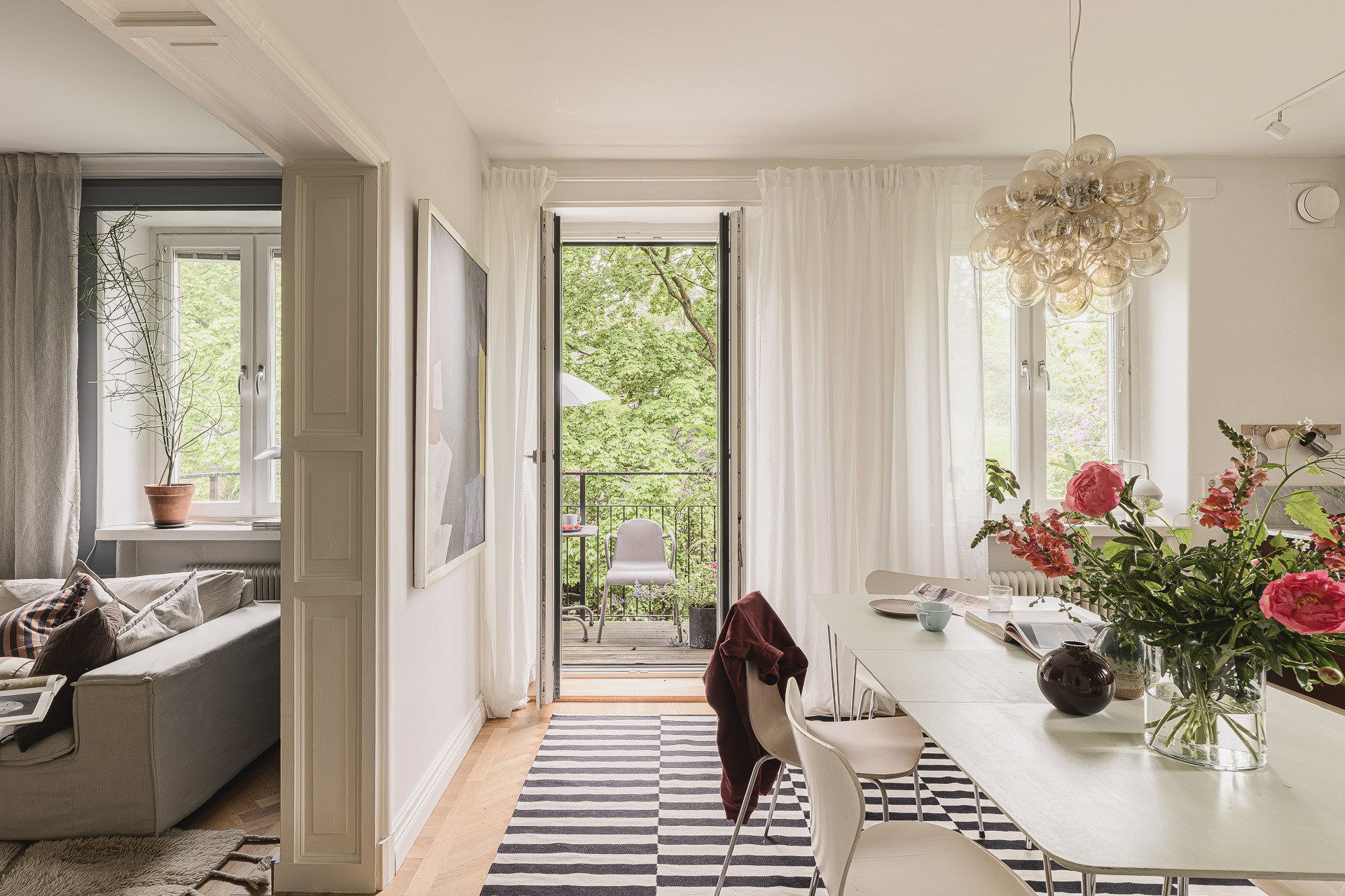 salle à manger avec balcon parquet ancien moulures appartement Stockholm décoration scandinave