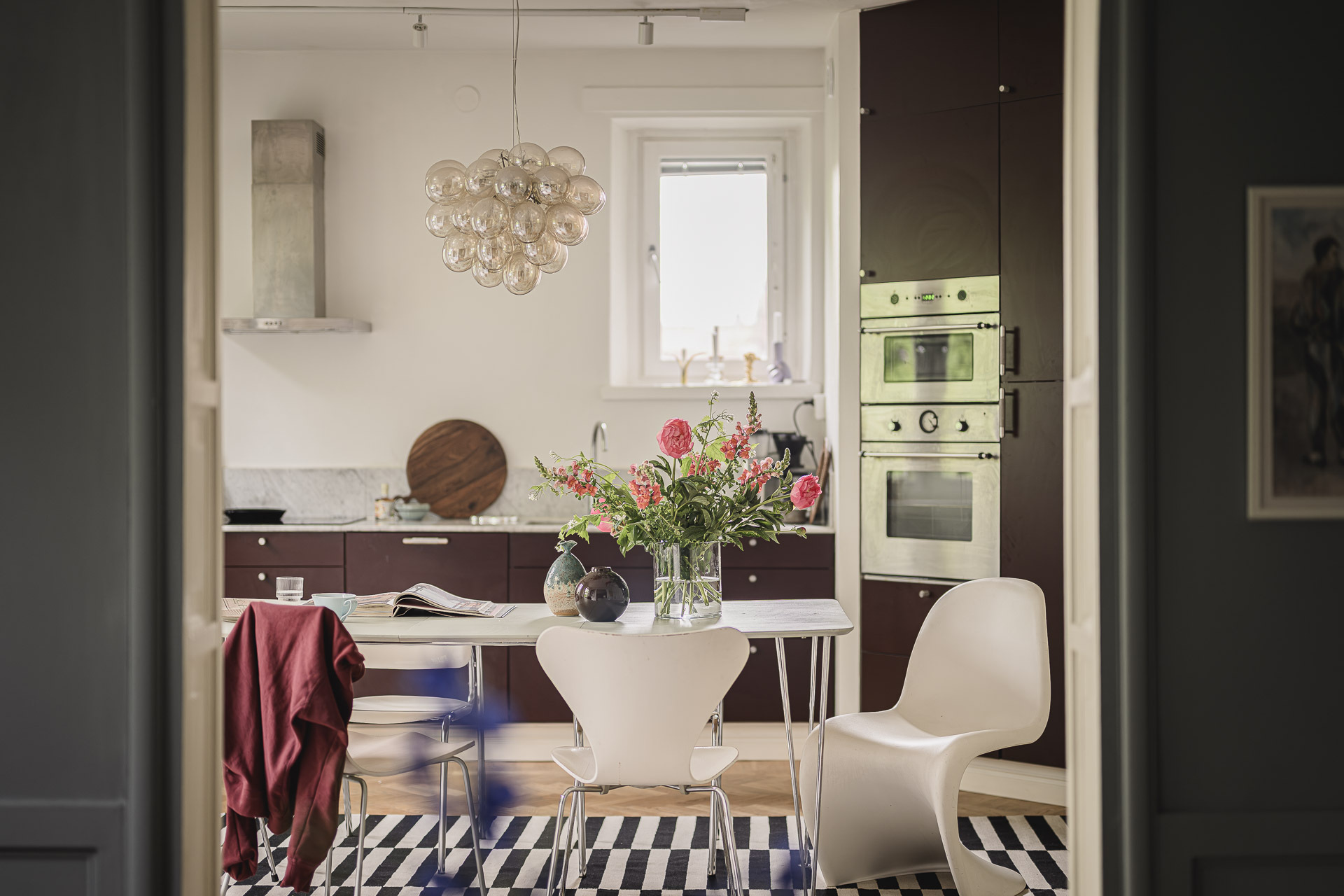 cuisine ouverte et salle à manger parquet ancien moulures appartement Stockholm décoration scandinave