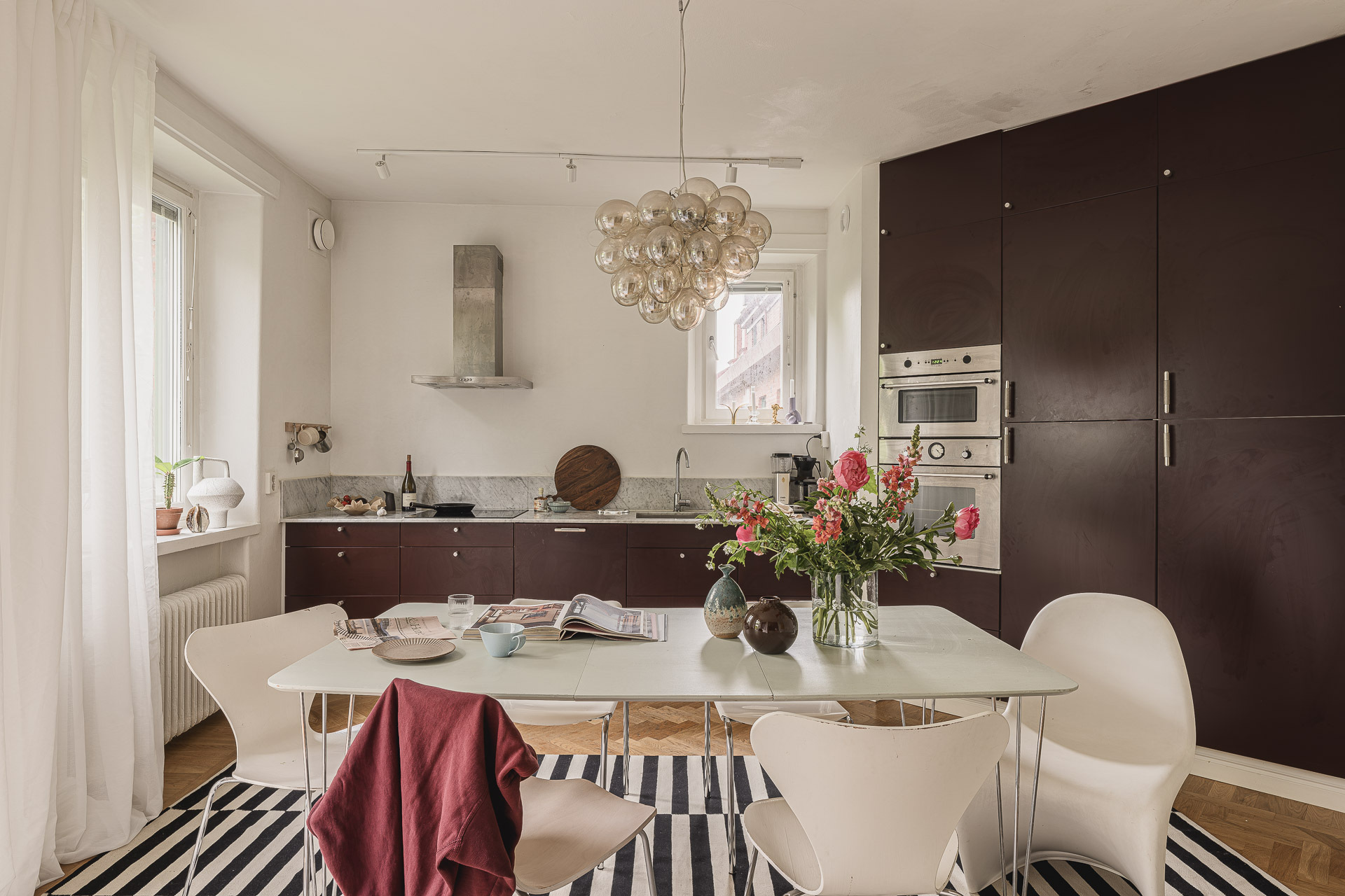 cuisine ouverte et salle à manger parquet ancien moulures appartement Stockholm décoration scandinave