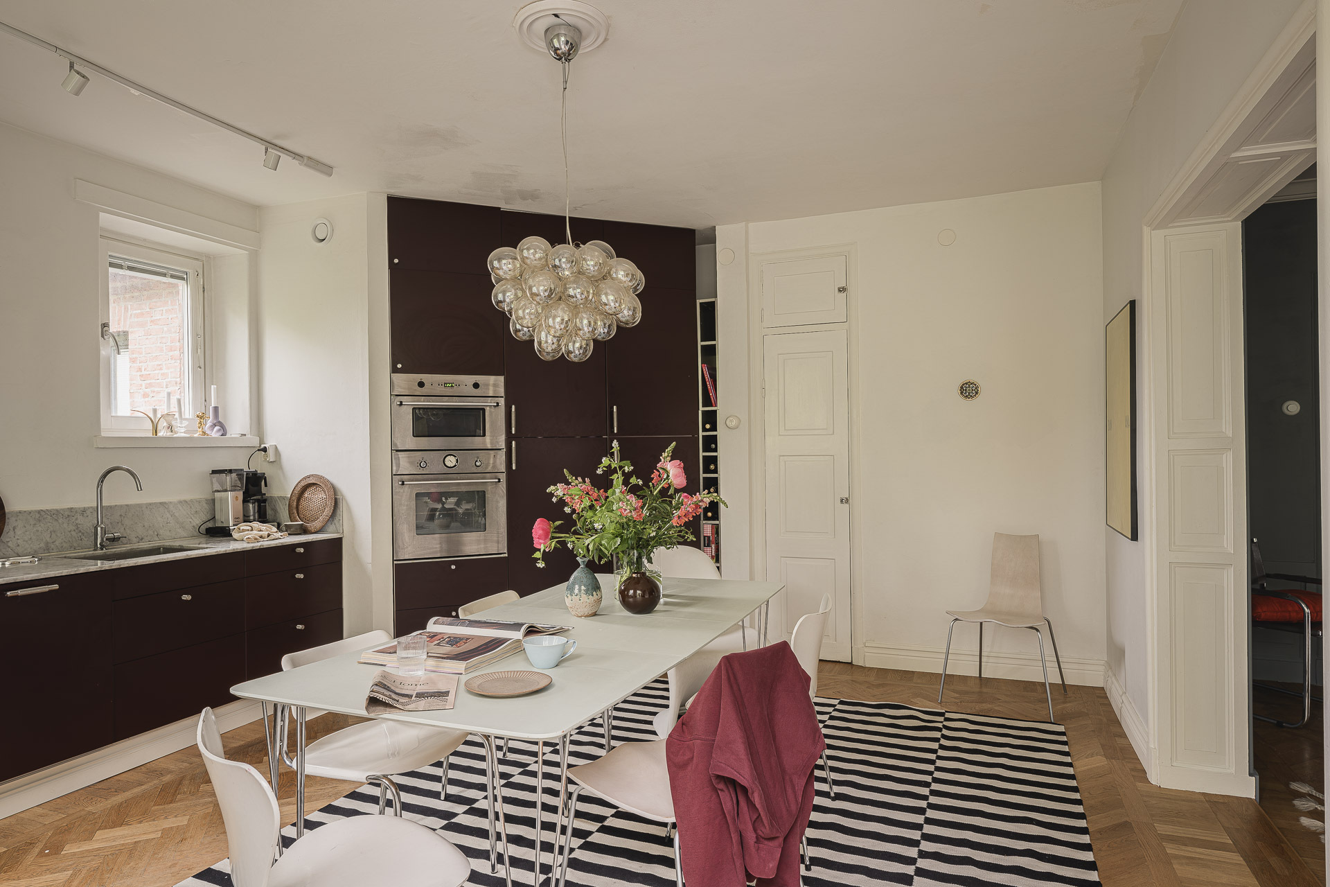 cuisine ouverte et salle à manger parquet ancien moulures appartement Stockholm décoration scandinave