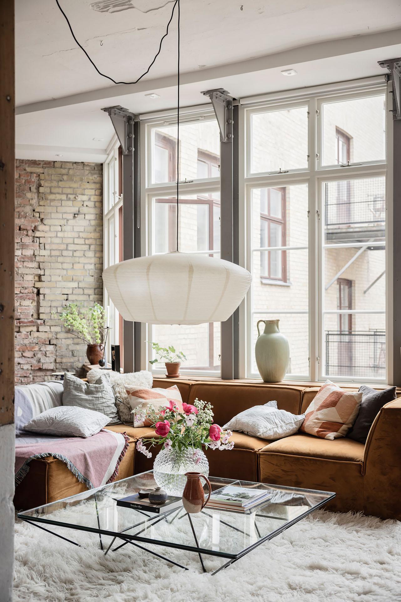 salon avec murs briques anciennes et poutres appartement 80m2 décoration scandinave