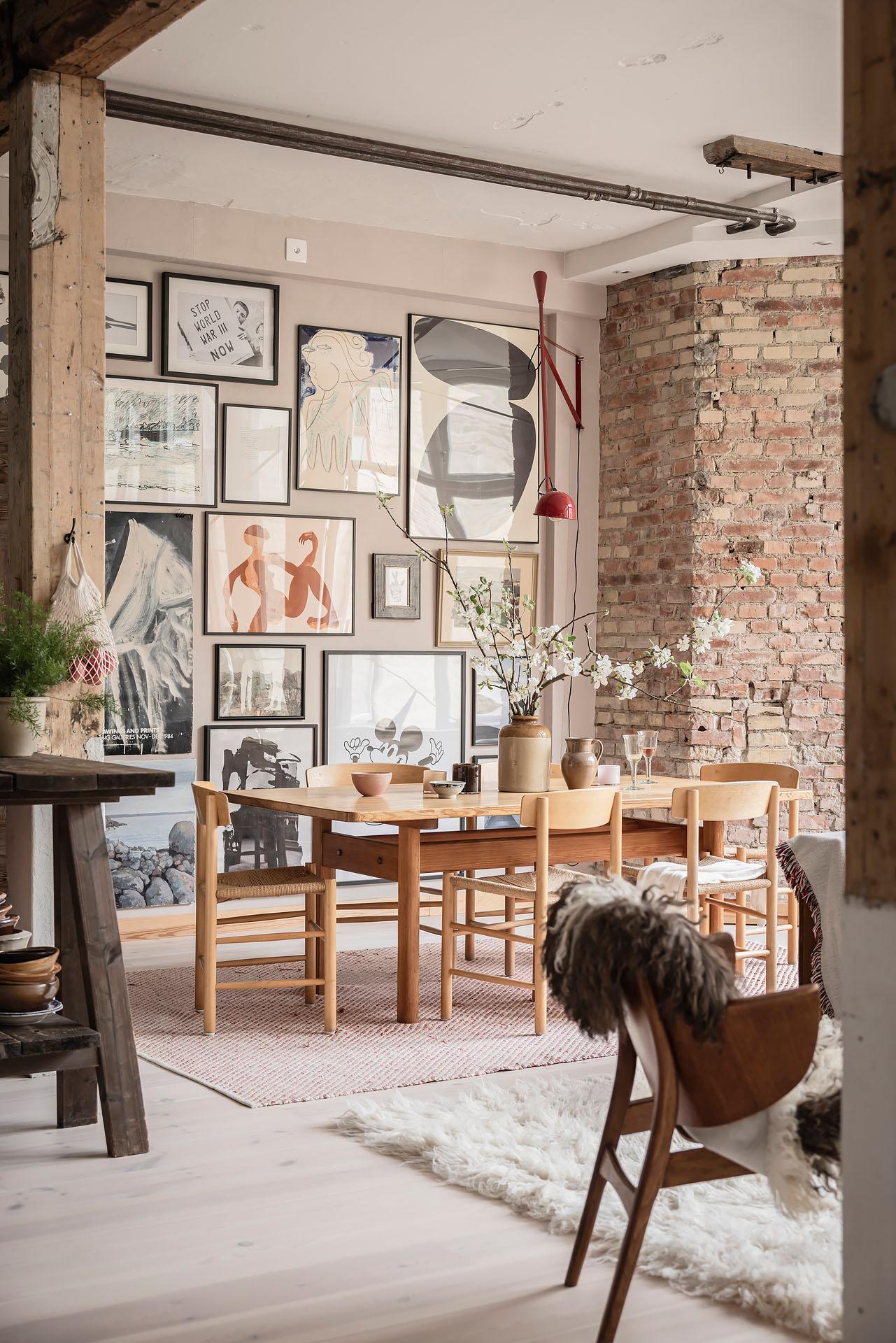 salon avec murs briques anciennes et poutres appartement 80m2 décoration scandinave