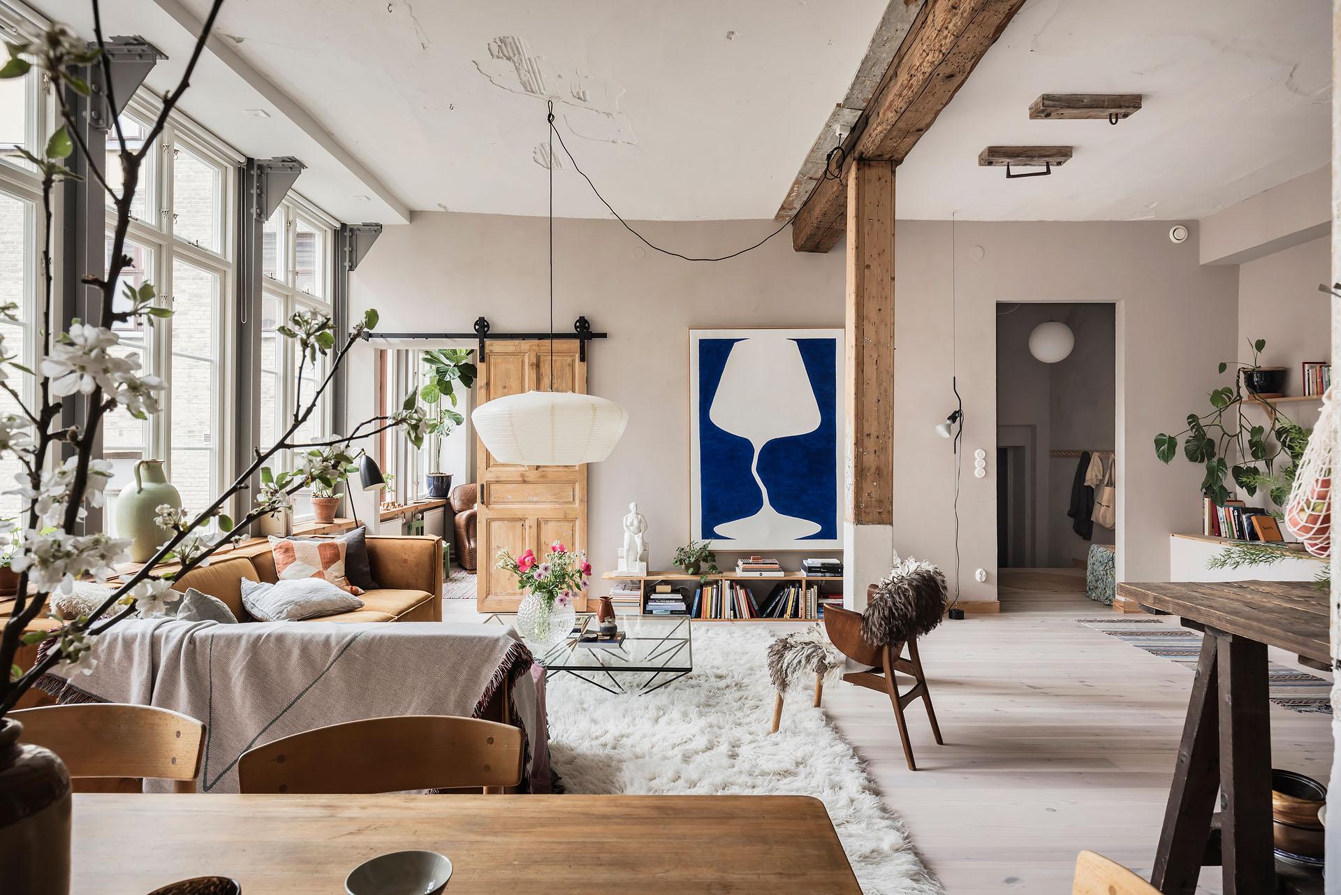 salon avec murs briques anciennes et poutres appartement 80m2 décoration scandinave