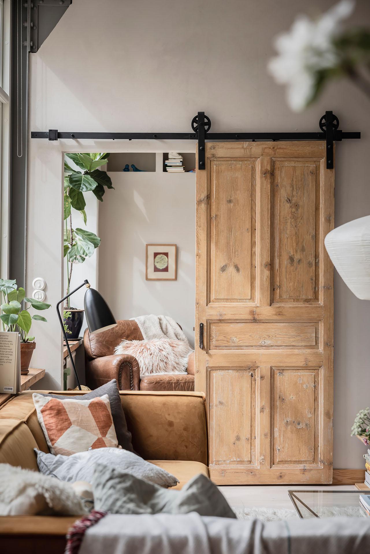 salon avec murs briques anciennes et poutres appartement 80m2 décoration scandinave