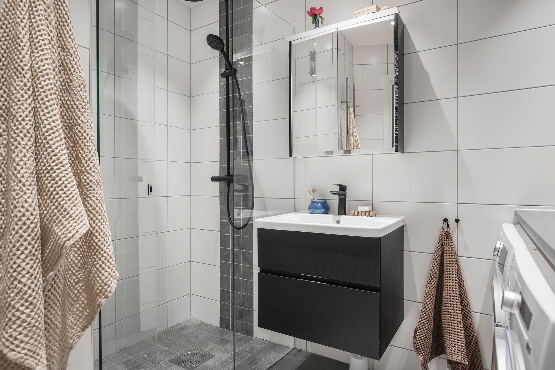 salle de bain moderne noire et blanche