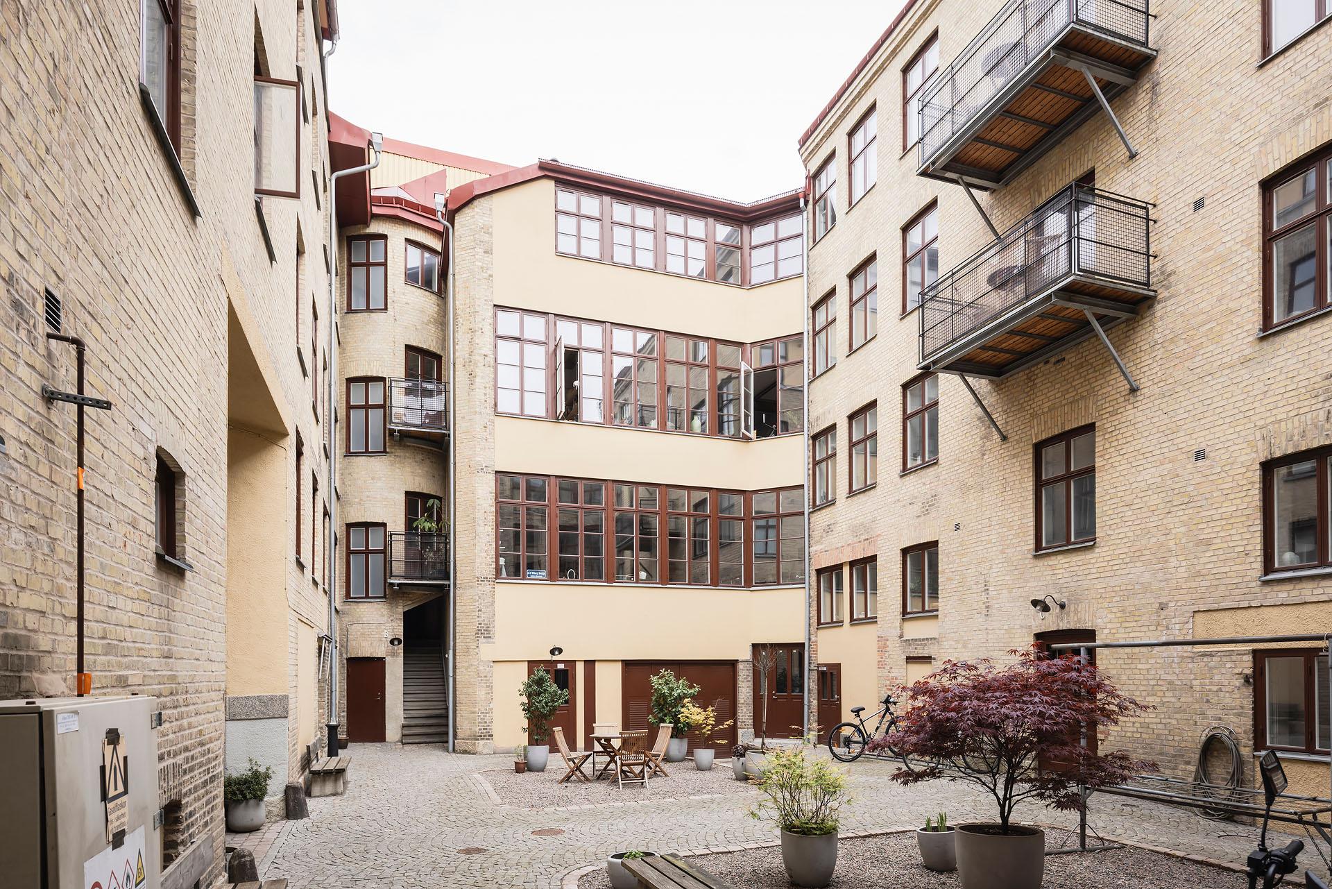 cour immeuble suédois en briques
