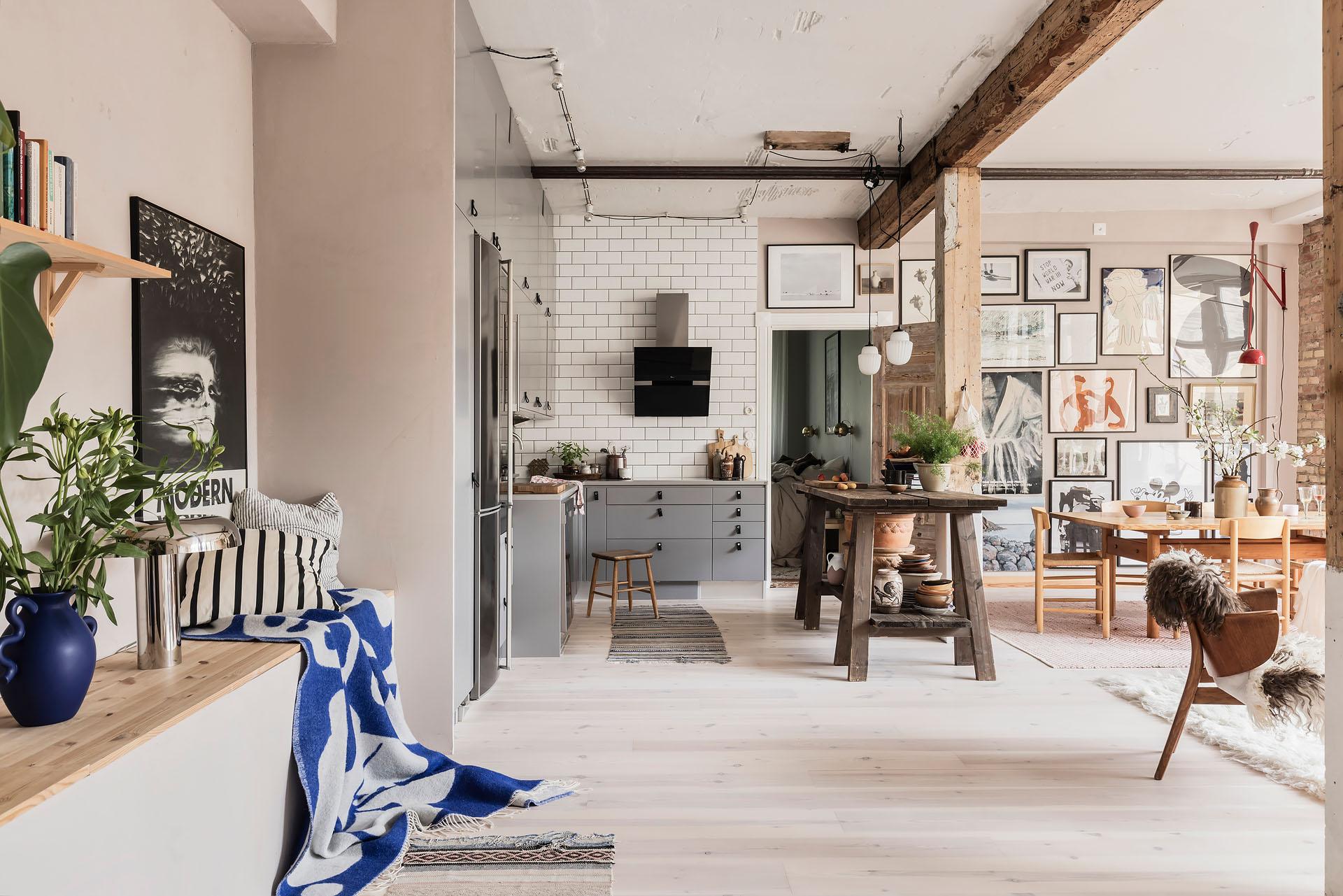 cuisine ouverte et salon avec murs briques anciennes et poutres appartement 80m2 décoration scandinave