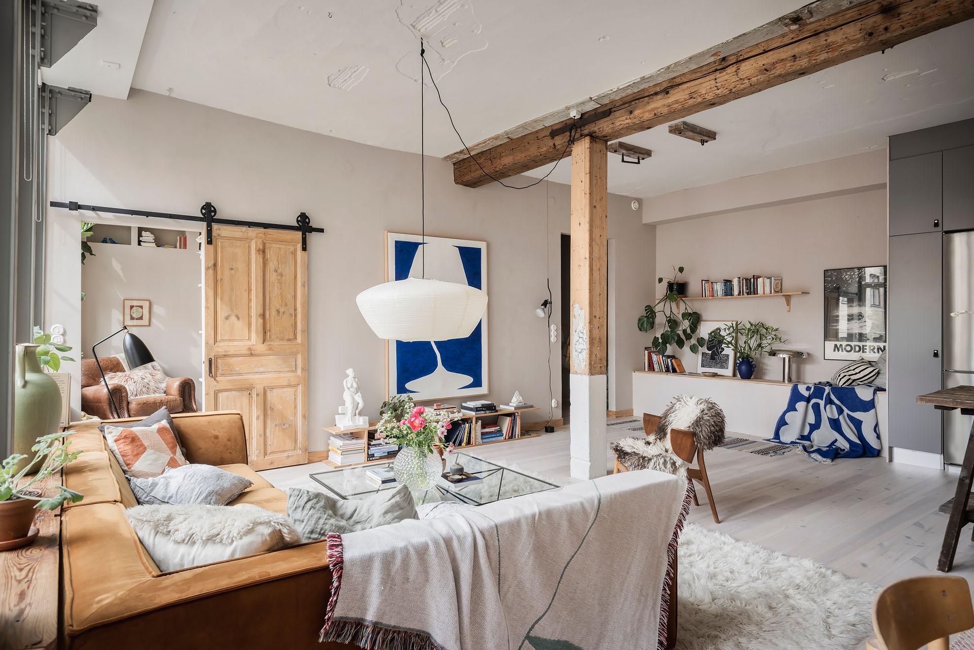 salon avec murs briques anciennes et poutres appartement 80m2 décoration scandinave
