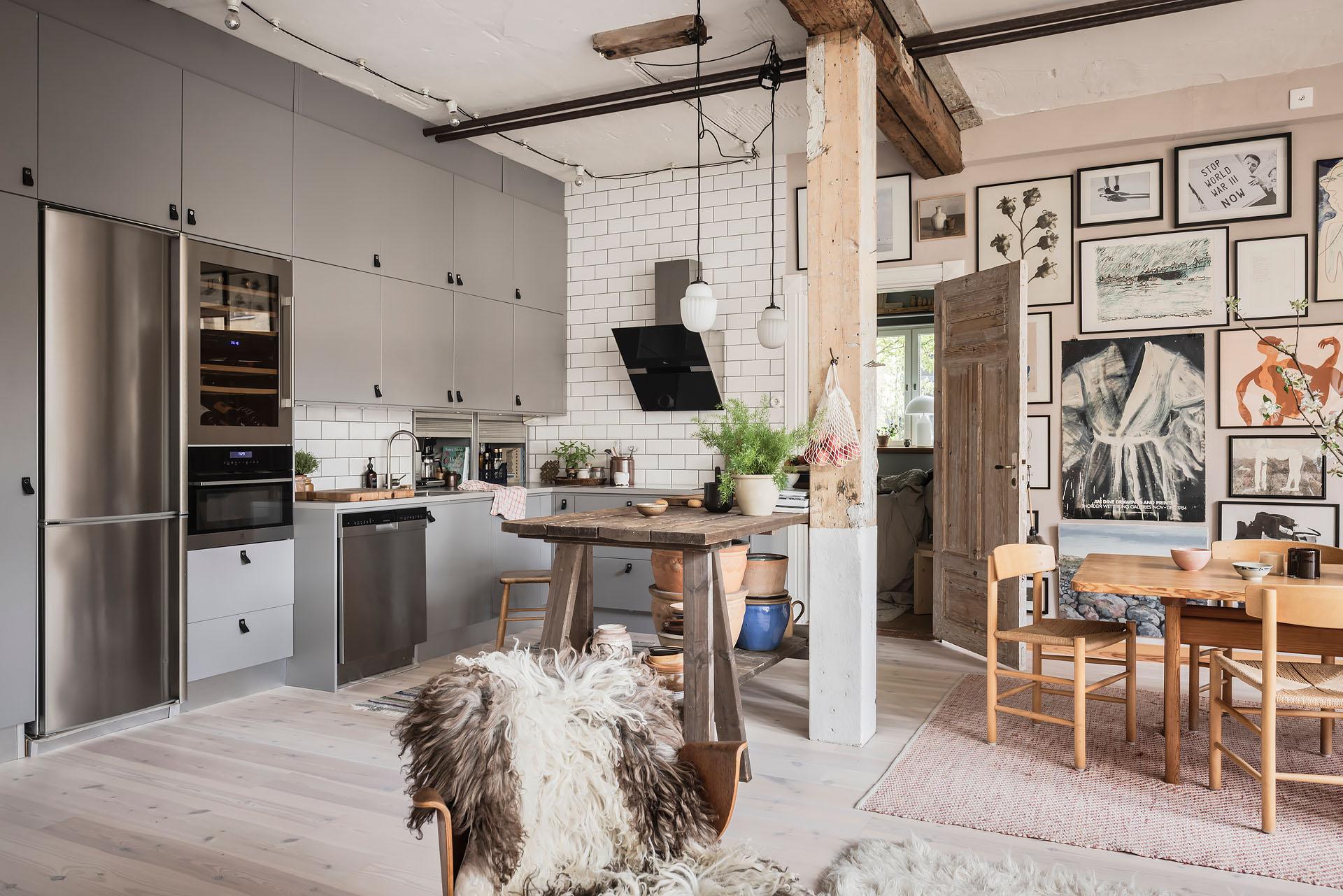 cuisine ouverte et salon avec murs briques anciennes et poutres appartement 80m2 décoration scandinave