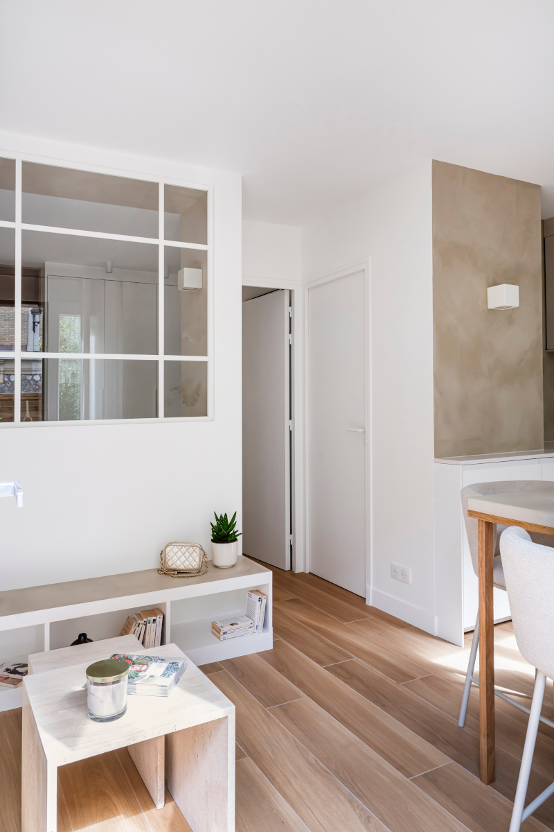 salon avec verrière rénovation appartement 28m2 avec jardin près de Paris décoration contemporaine beige Photo : © Julien Pépy