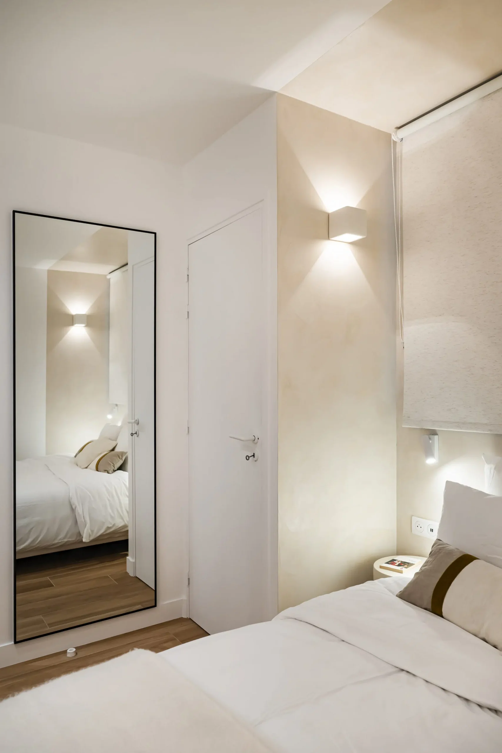 chambre rénovation appartement 28m2 avec jardin près de Paris décoration contemporaine beige Photo : © Julien Pépy