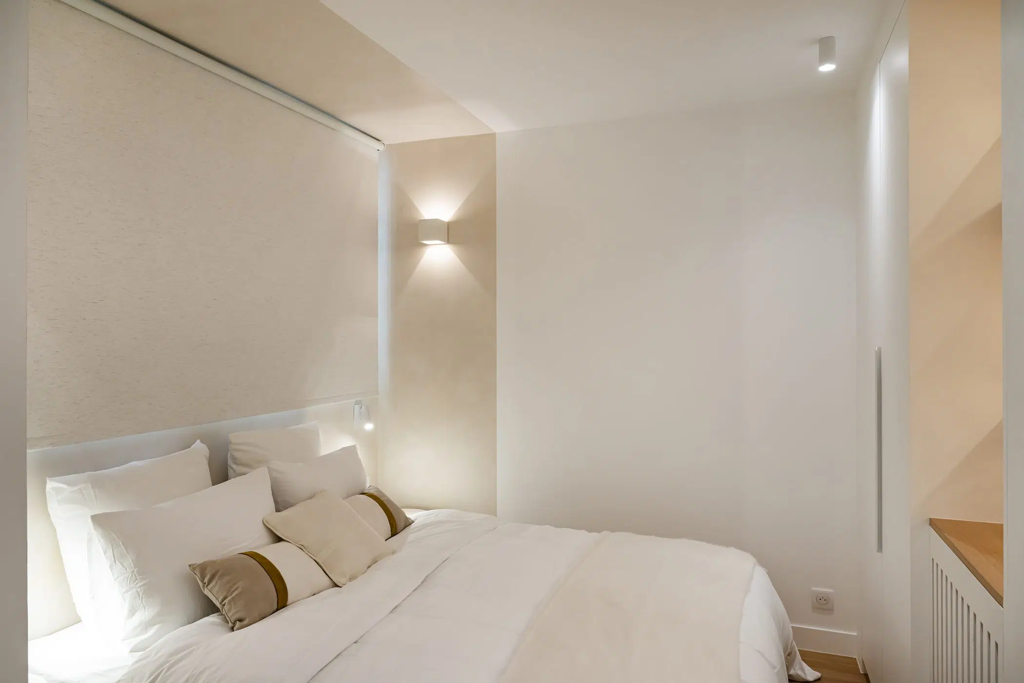 chambre rénovation appartement 28m2 avec jardin près de Paris décoration contemporaine beige Photo : © Julien Pépy