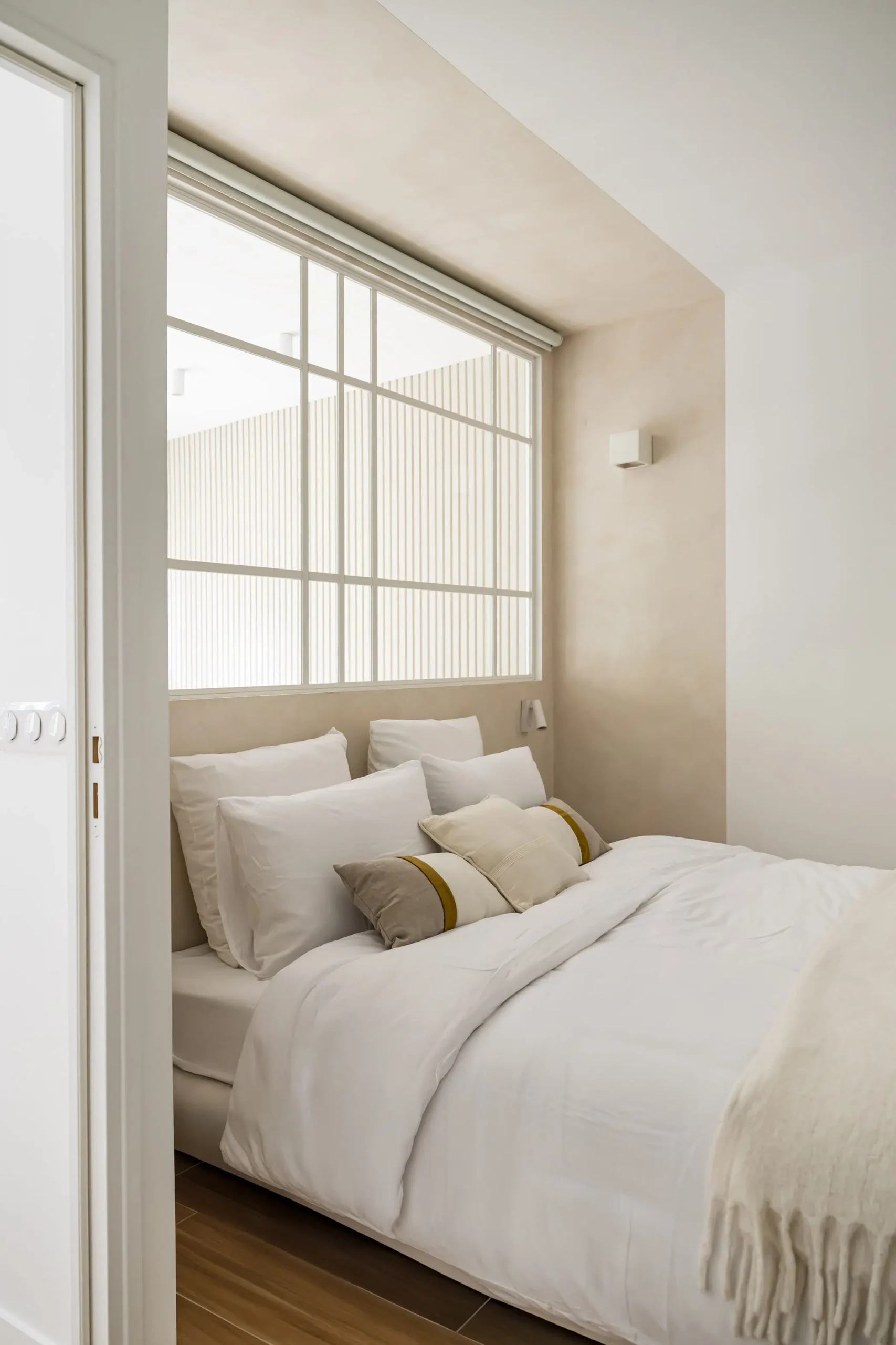 chambre rénovation appartement 28m2 avec jardin près de Paris décoration contemporaine beige Photo : © Julien Pépy