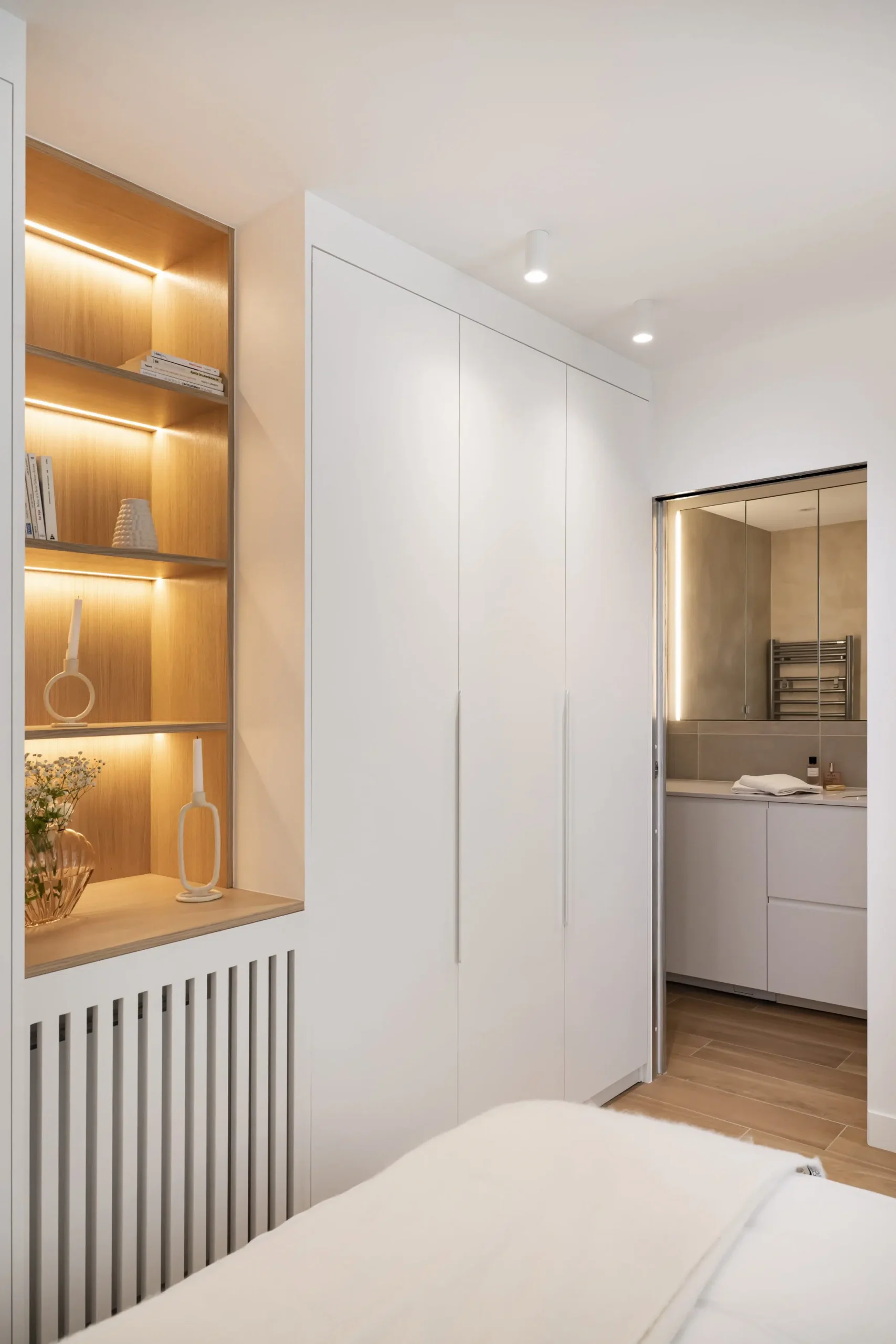 chambre rénovation appartement 28m2 avec jardin près de Paris décoration contemporaine beige Photo : © Julien Pépy