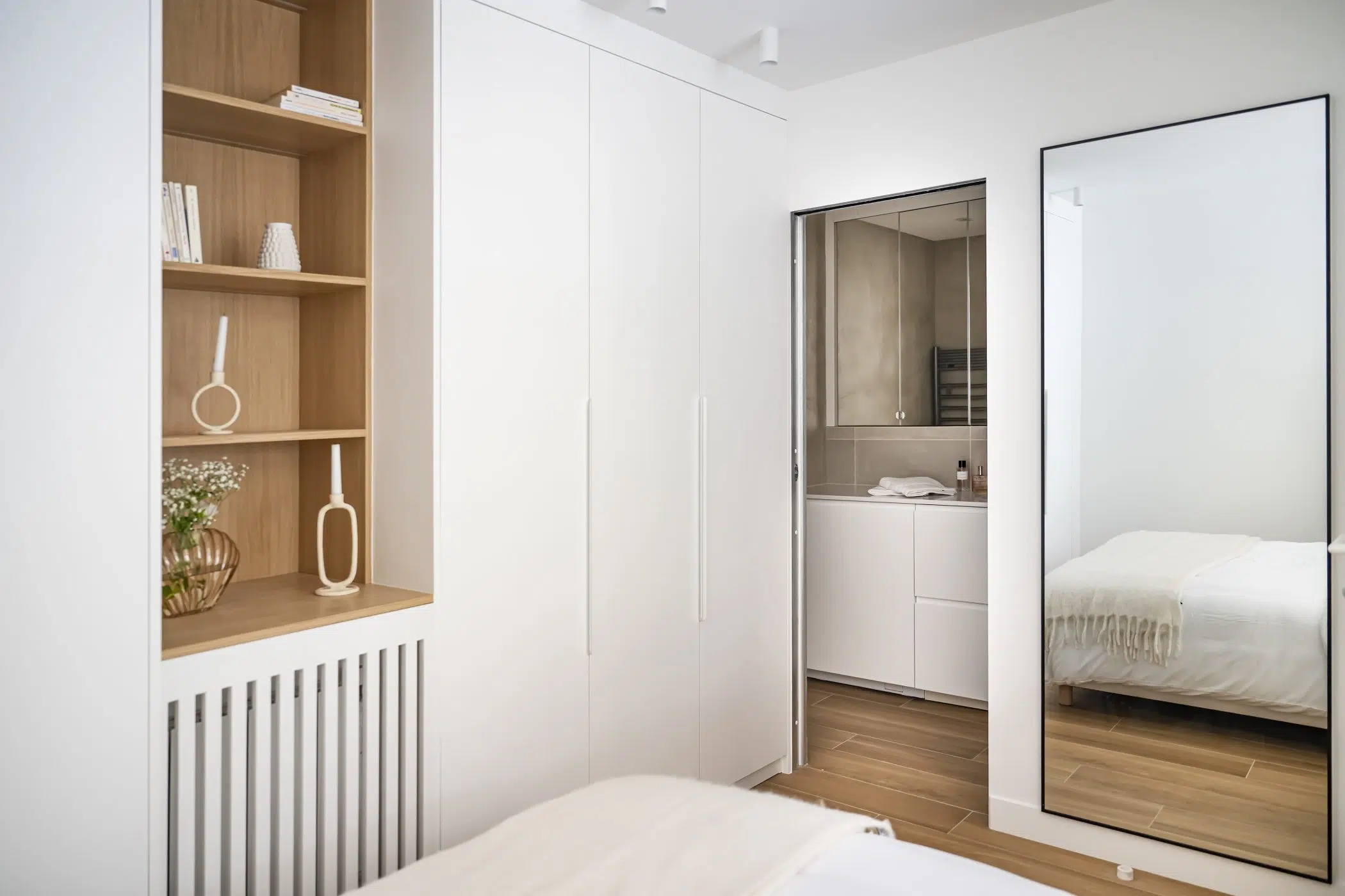 chambre rénovation appartement 28m2 avec jardin près de Paris décoration contemporaine beige Photo : © Julien Pépy