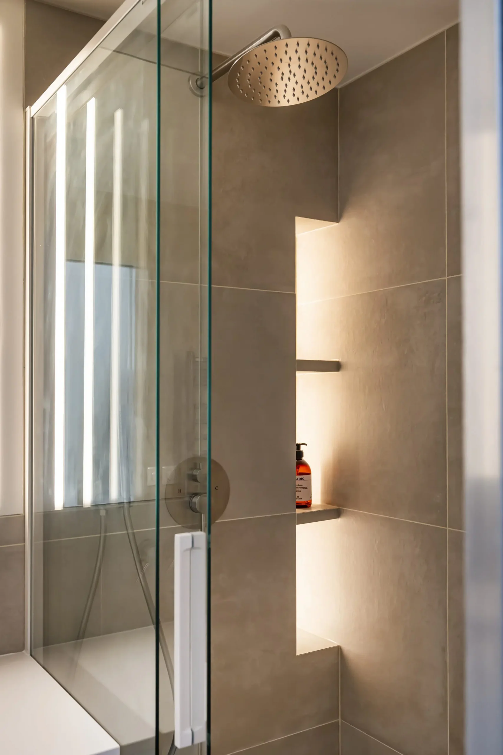 salle de bain rénovation appartement 28m2 avec jardin près de Paris décoration contemporaine beige Photo : © Julien Pépy