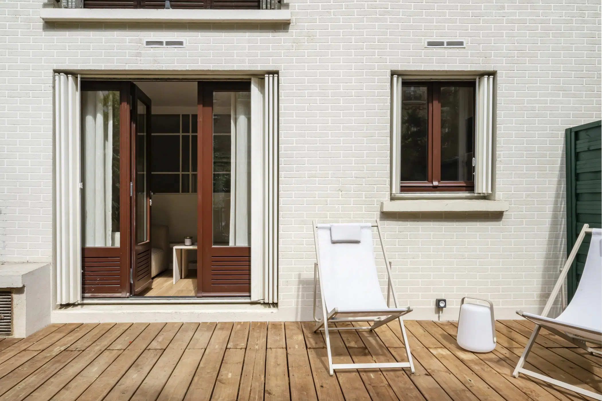 terrasse appartement 28m2 avec jardin près de Paris décoration contemporaine beige Photo : © Julien Pépy