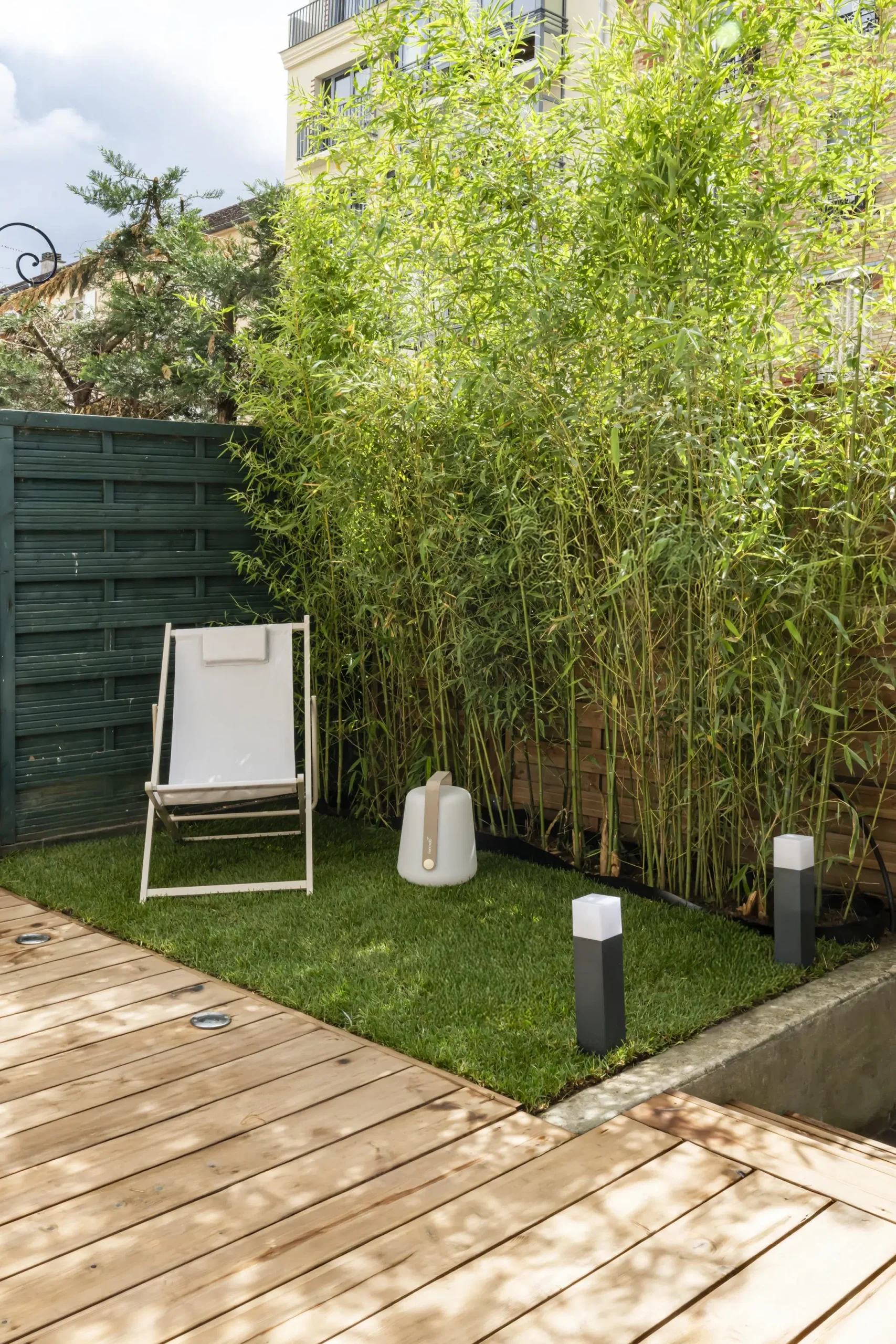 terrasse appartement 28m2 avec jardin près de Paris décoration contemporaine beige Photo : © Julien Pépy