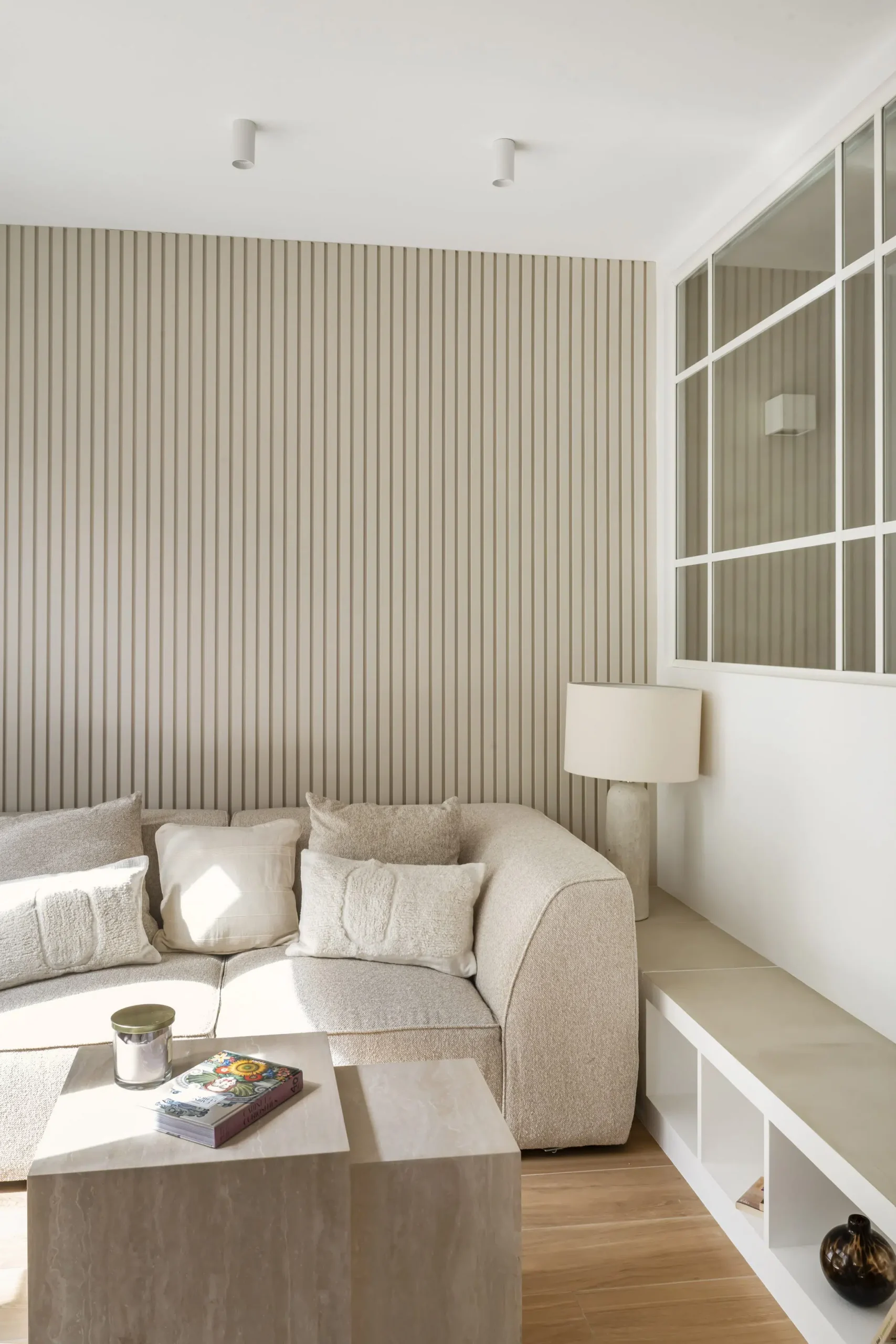 salon avec verrière rénovation appartement 28m2 avec jardin près de Paris décoration contemporaine beige Photo : © Julien Pépy