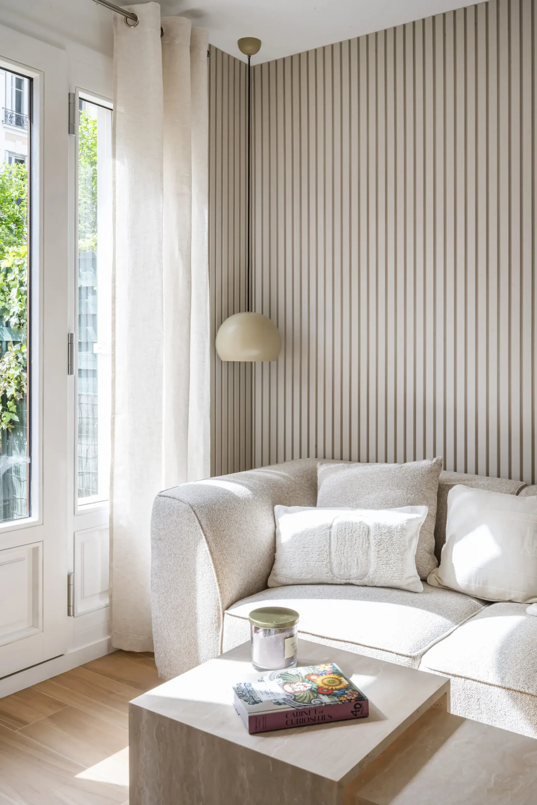 salon rénovation appartement 28m2 avec jardin près de Paris décoration contemporaine beige Photo : © Julien Pépy