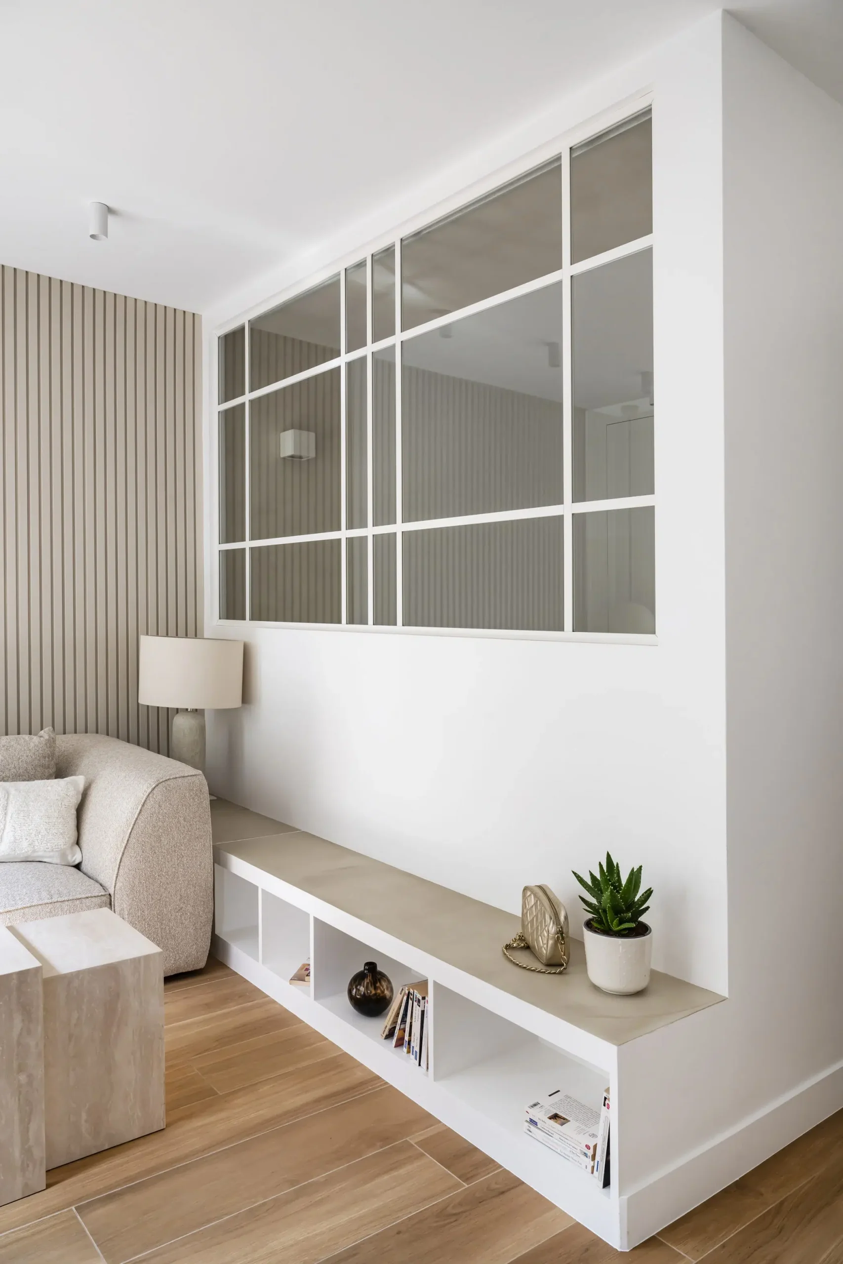 salon rénovation appartement 28m2 avec jardin près de Paris décoration contemporaine beige Photo : © Julien Pépy