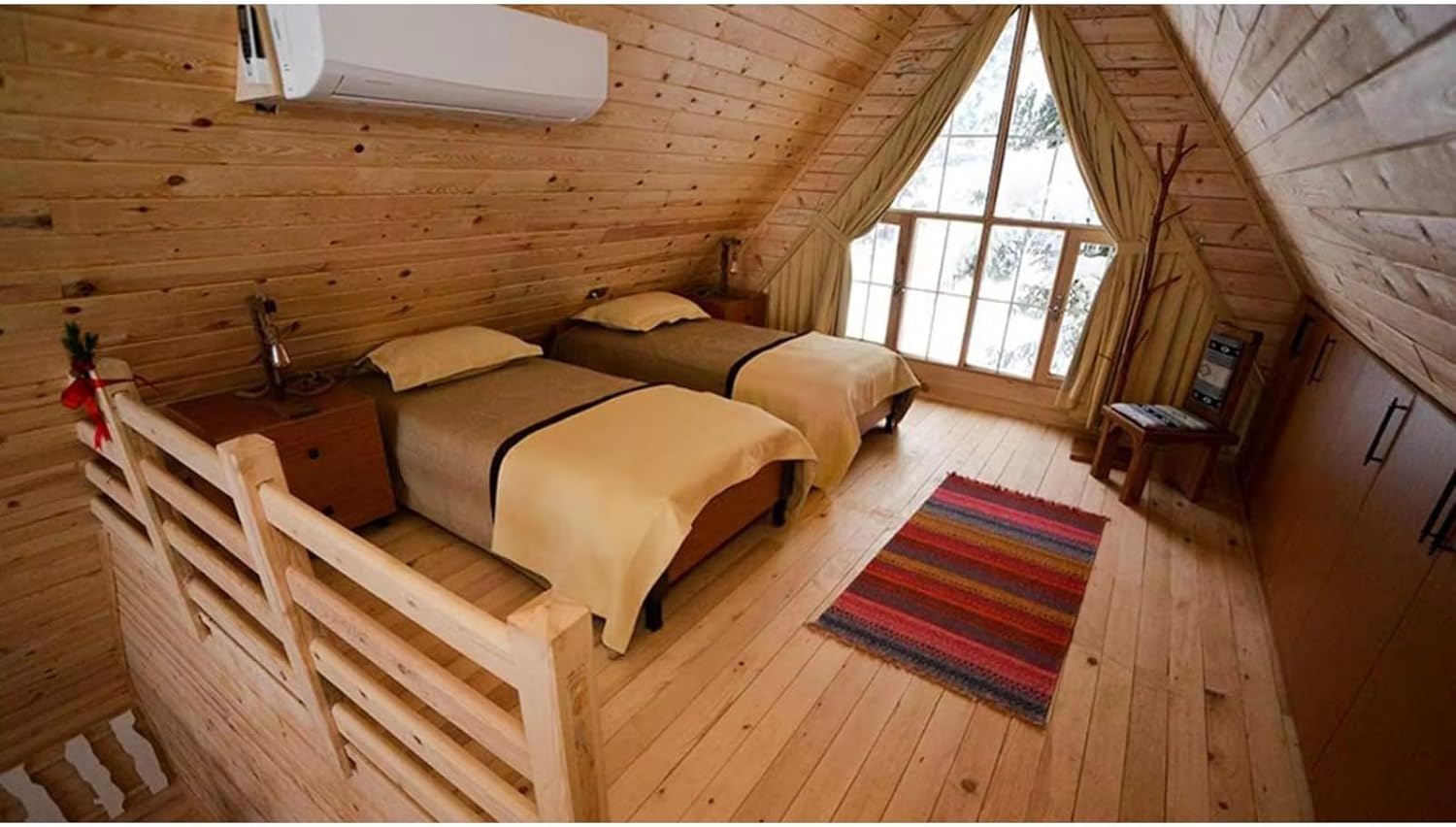 chambre mansardée à deux lits sur mezzanine chambre mansardée à deux lits sur mezzanine