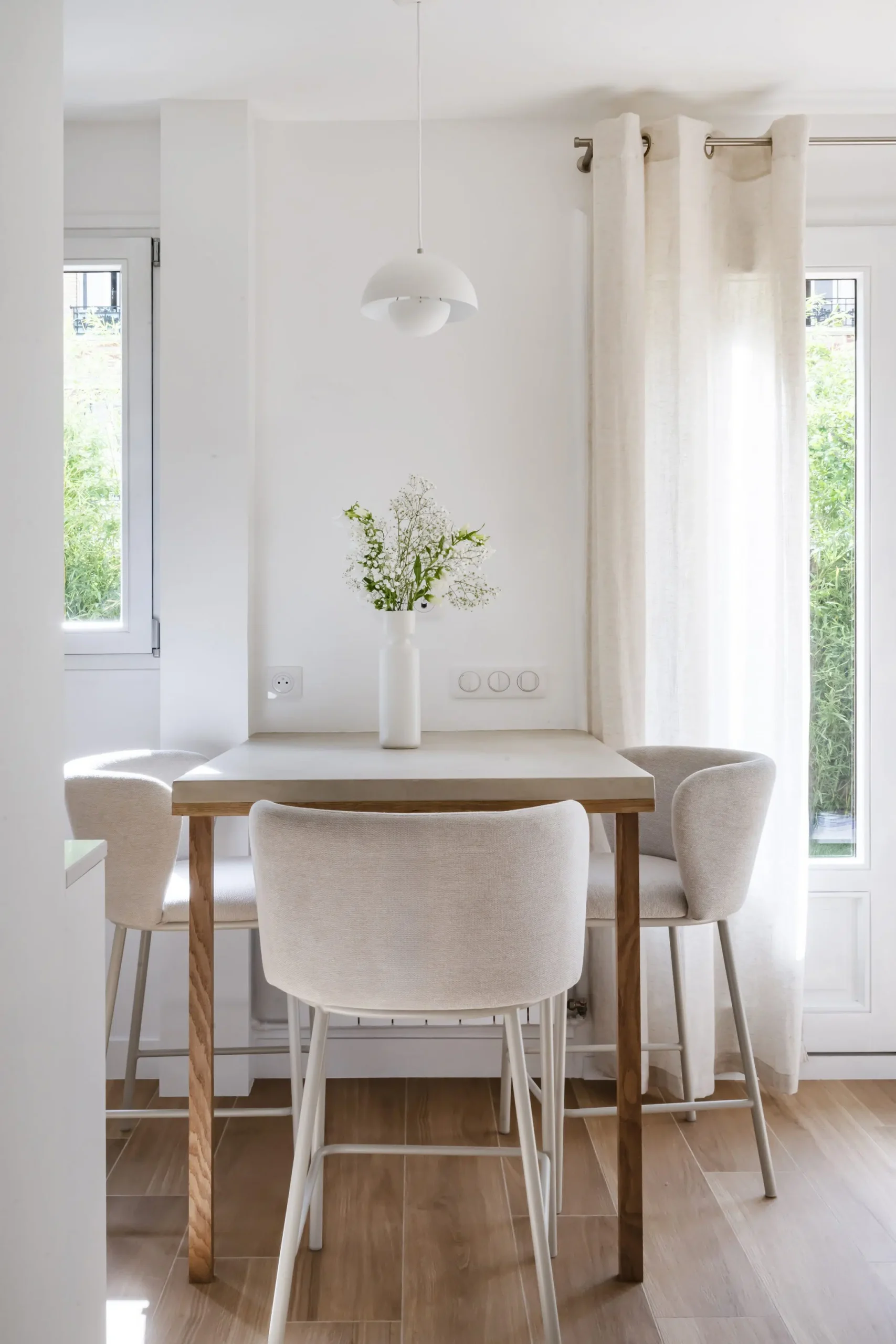salle à manger rénovation appartement 28m2 avec jardin près de Paris décoration contemporaine beige Photo : © Julien Pépy